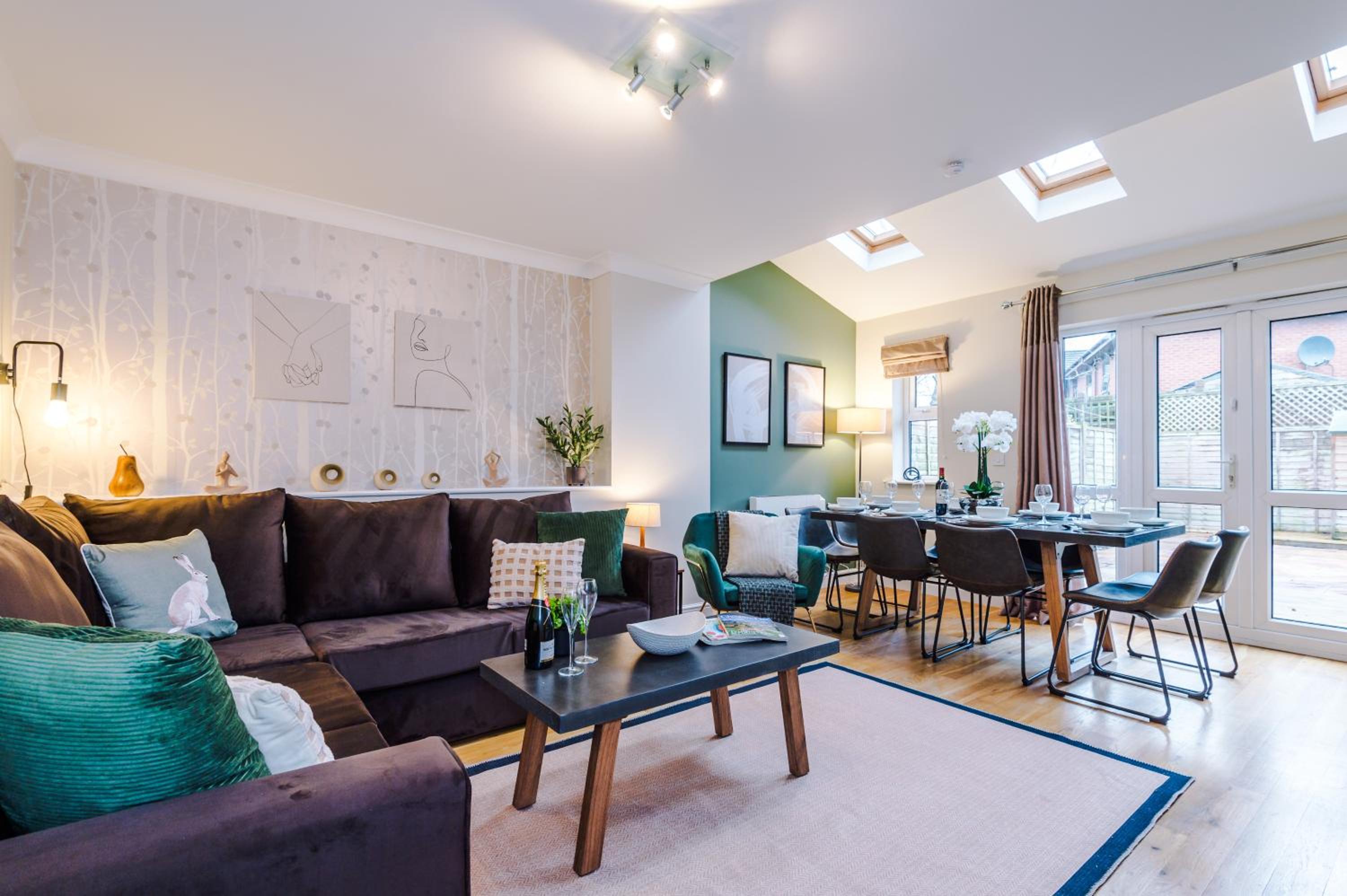 NEW! Incredible Home In Northwich By 53 Degrees Property, Perfect For Groups, FREE Parking! view 2