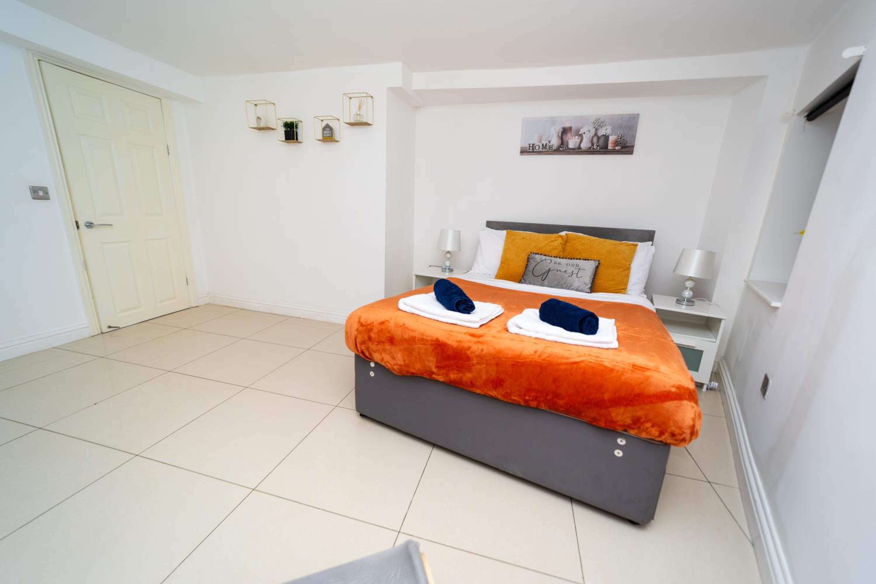 Spacious Flat with Patio & Parking in city centre view 3