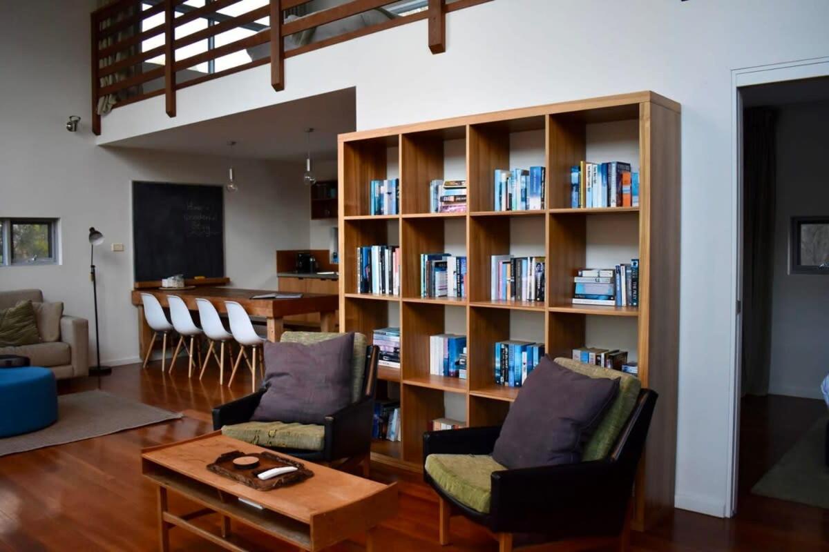 Mr Wooden Box Bush Retreat 5 minutes from the CBD view 4