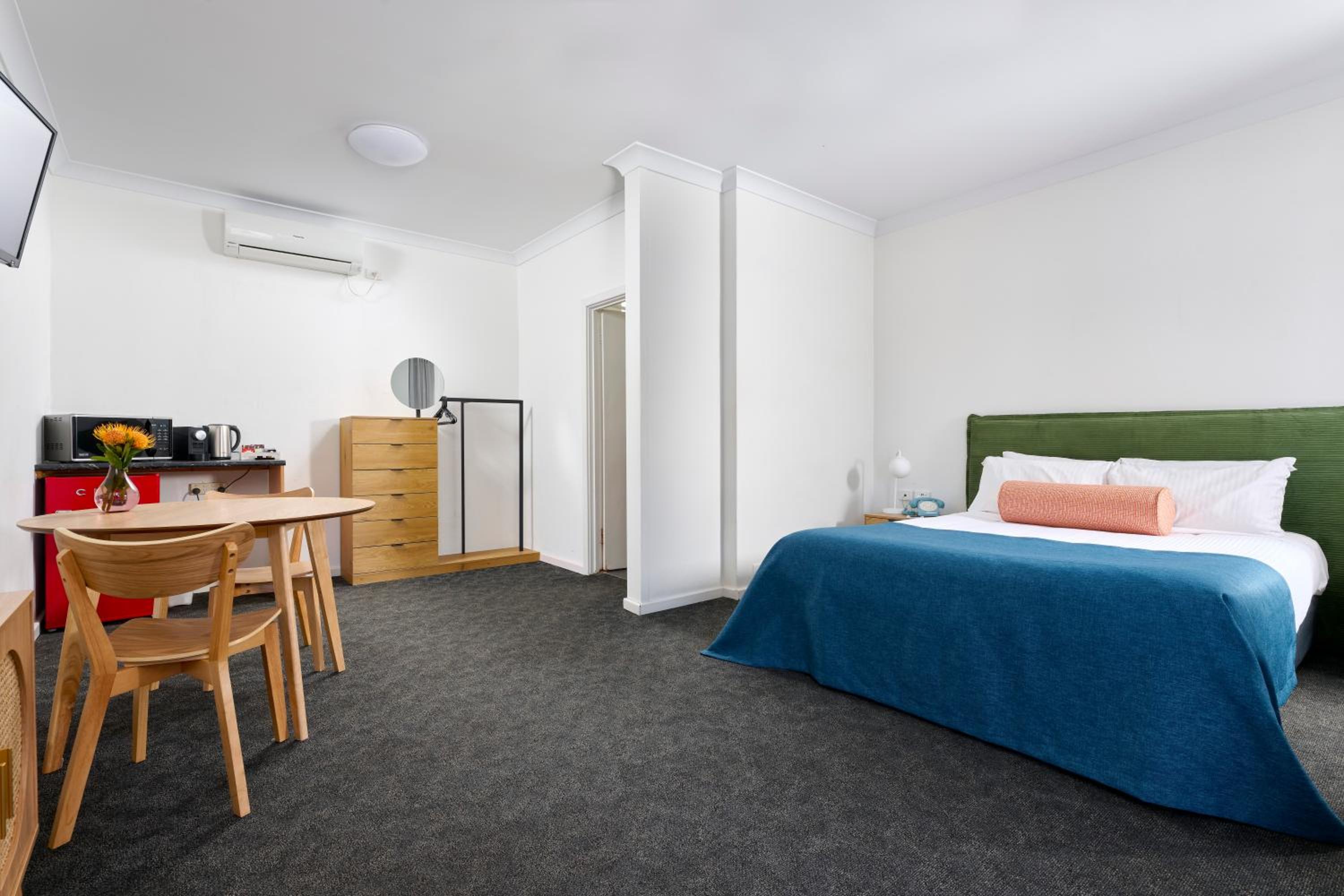 Baileys Parkside Motel by VetroBlu