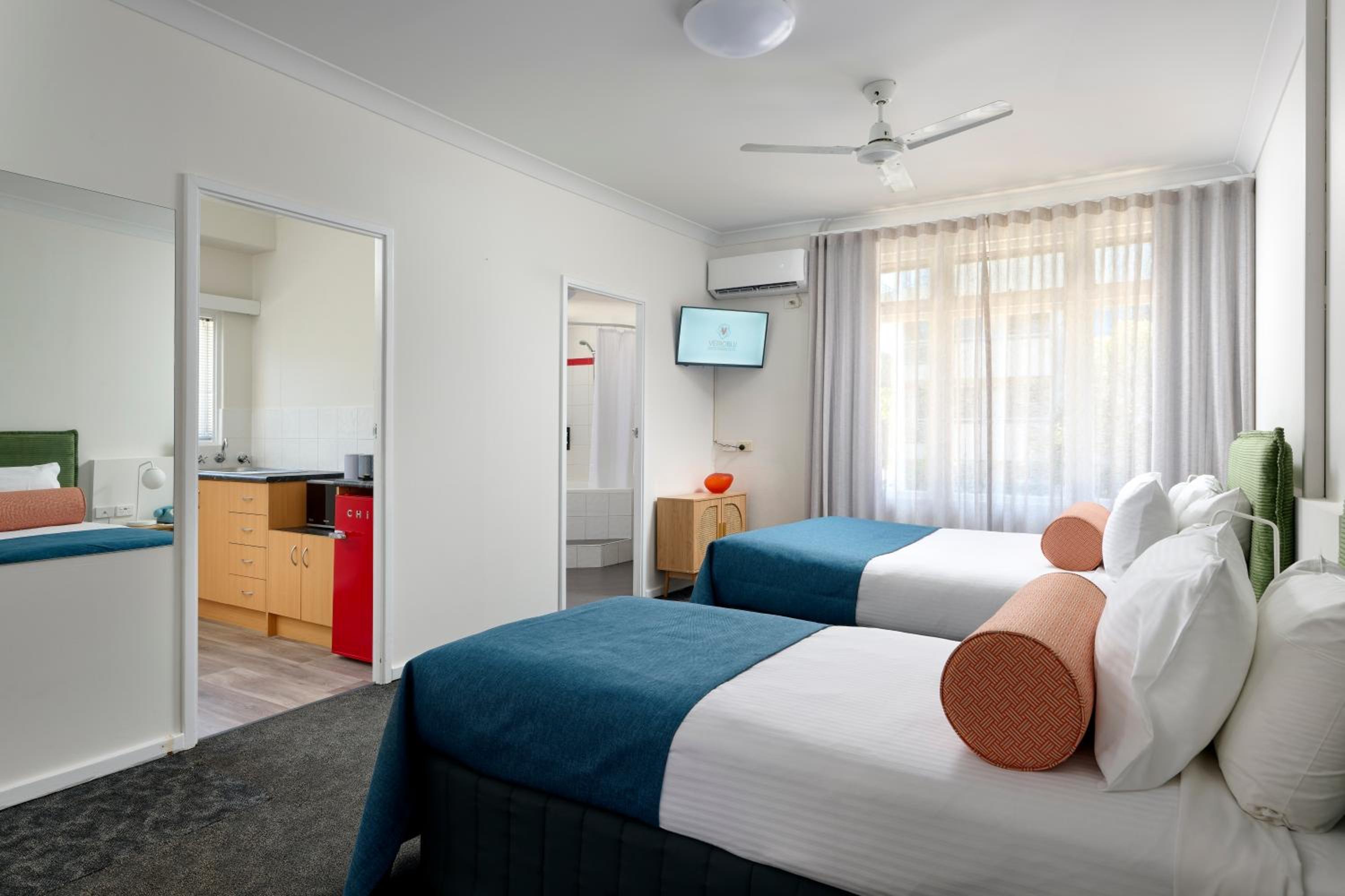 Baileys Parkside Motel by VetroBlu