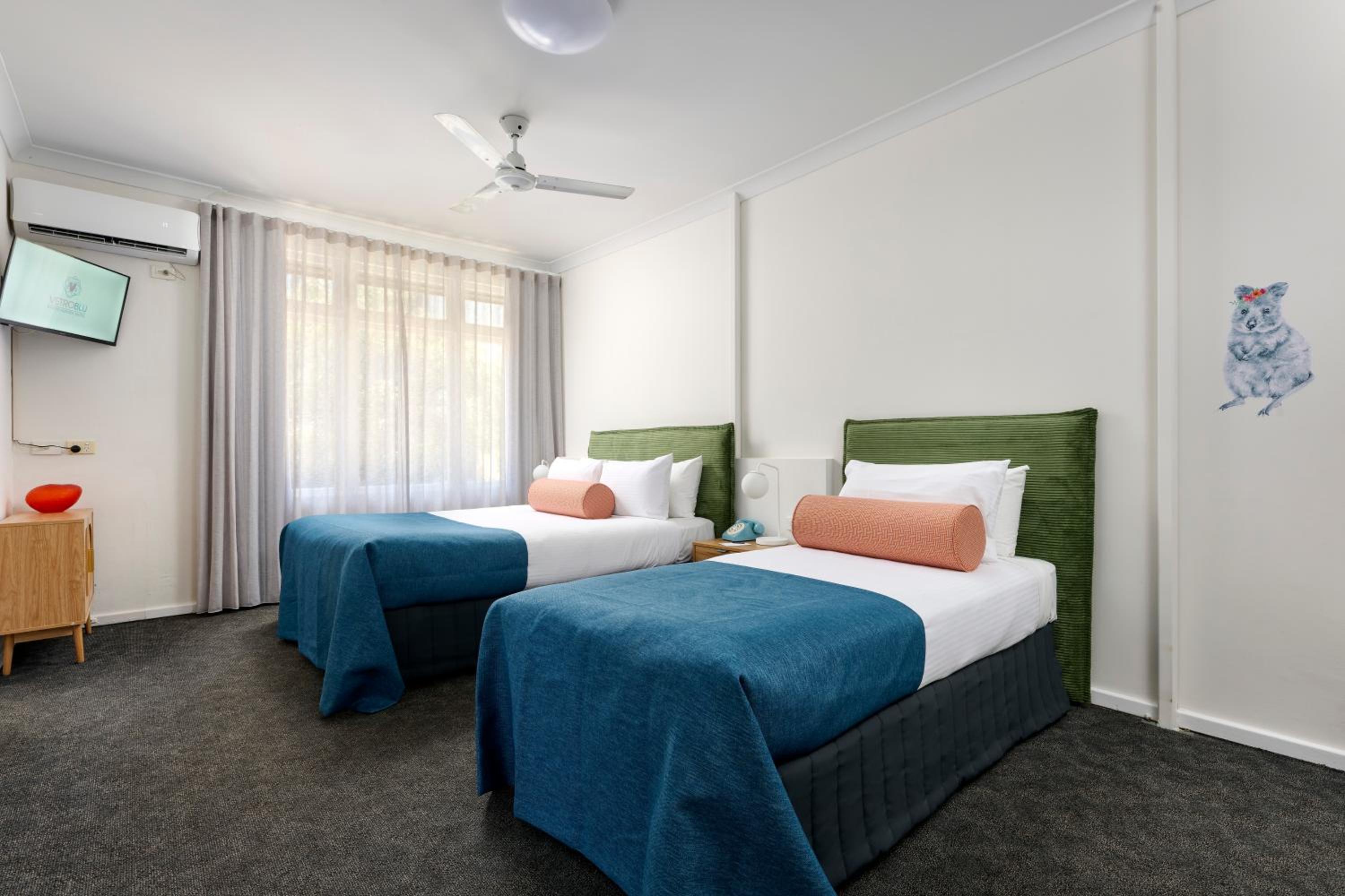 Baileys Parkside Motel by VetroBlu