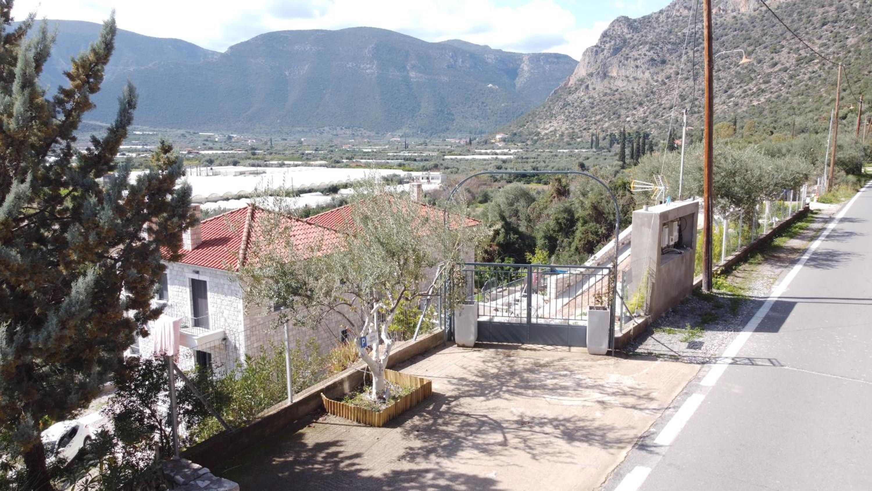 Mad Wall Apartment - Kyziridi House view 5