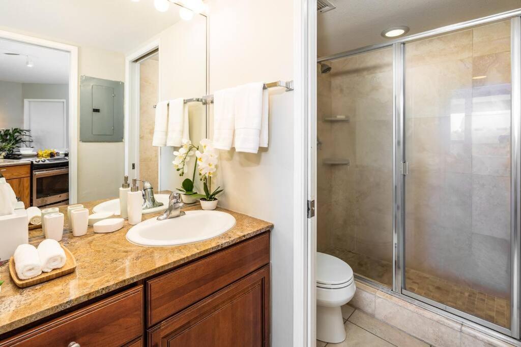 Ocean View Penthouse: Steps to Beach, Fast Wi-Fi view 4