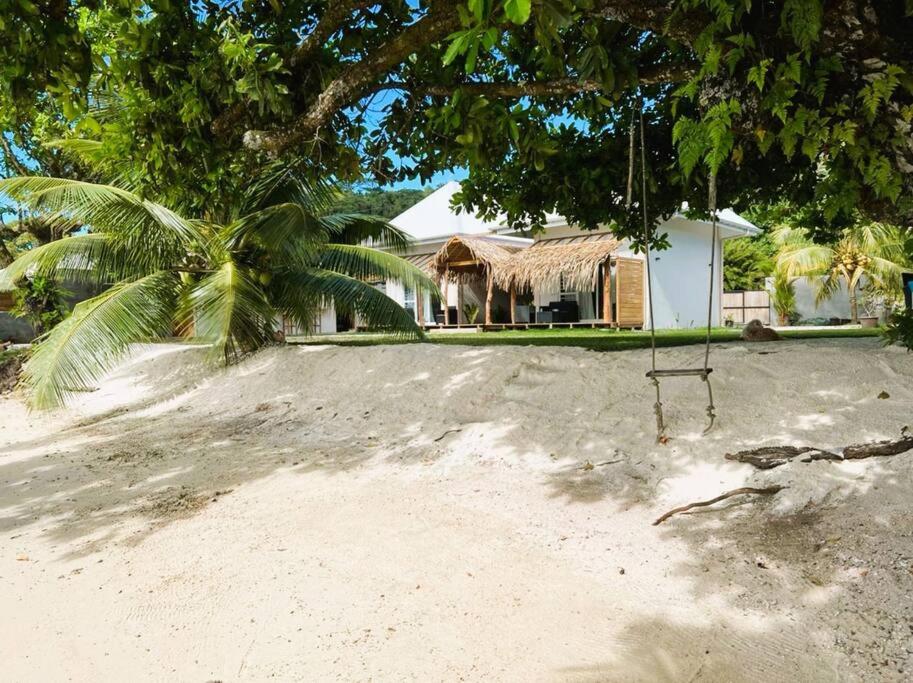 Bungalow Tiarii, avec accès direct à une plage privée view 5