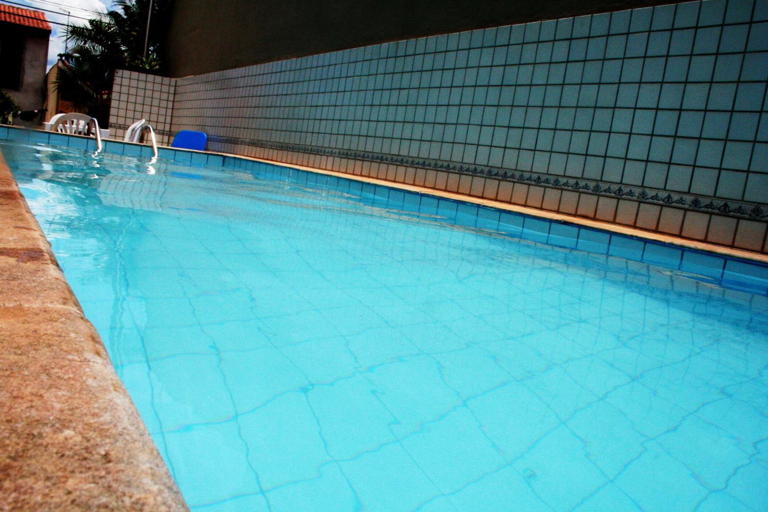 Sobrado com piscina em condomíno fechado a 150 M da praia