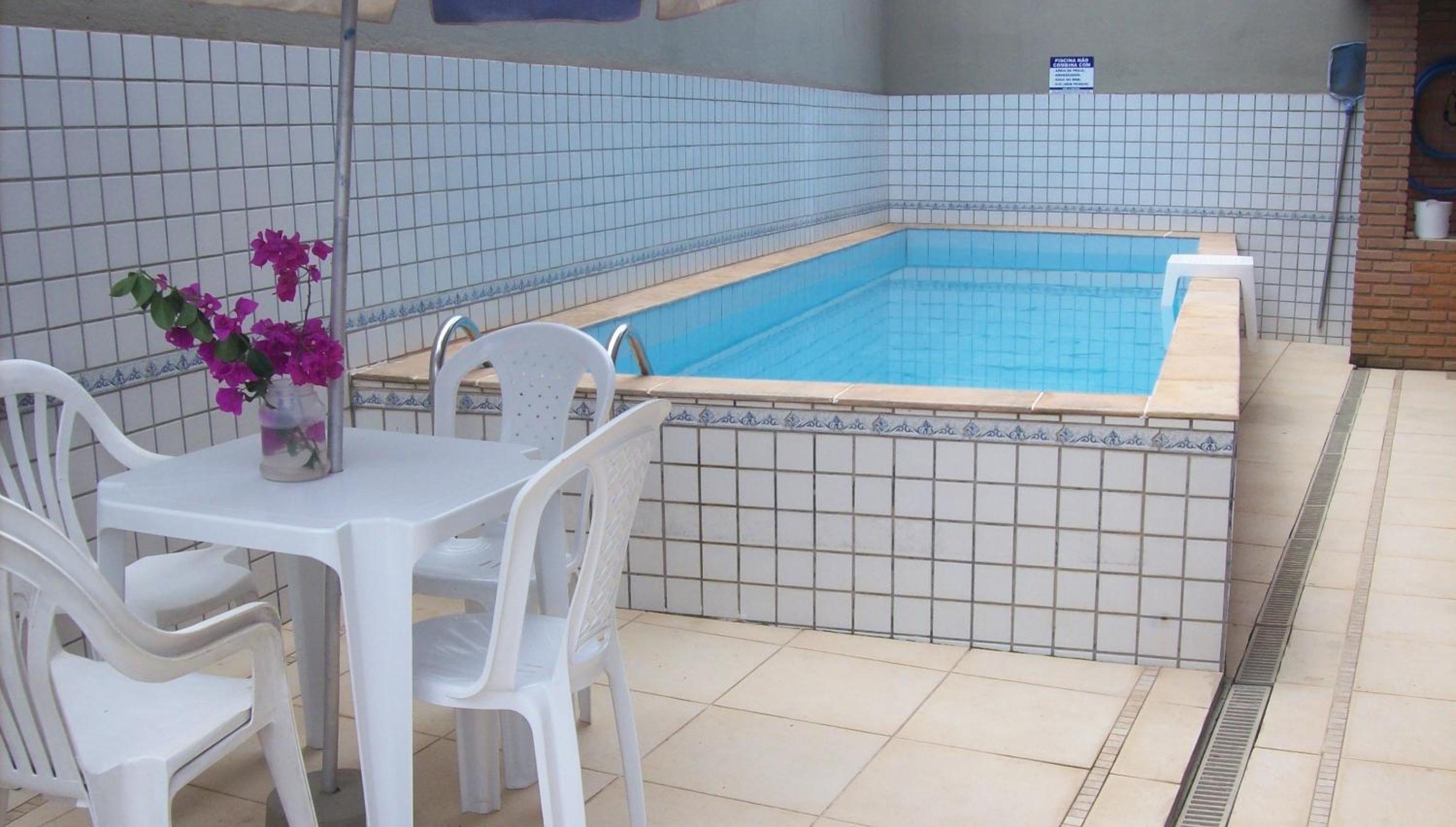 Sobrado com piscina em condomíno fechado a 150 M da praia