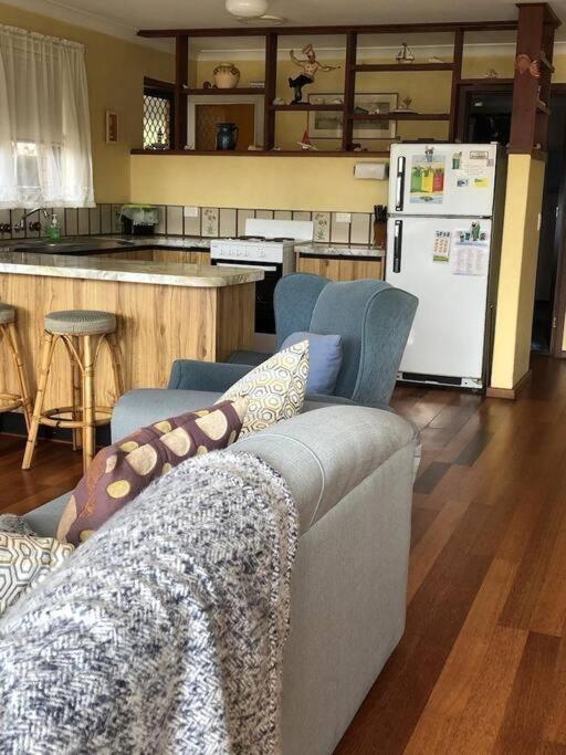 Jen’s Beach House - easy walk to the Ocean, Colourpatch Cafe by the river