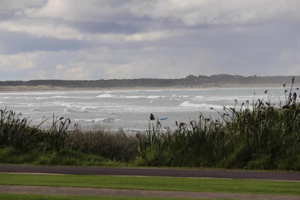 Jen’s Beach House - easy walk to the Ocean, Colourpatch Cafe by the river