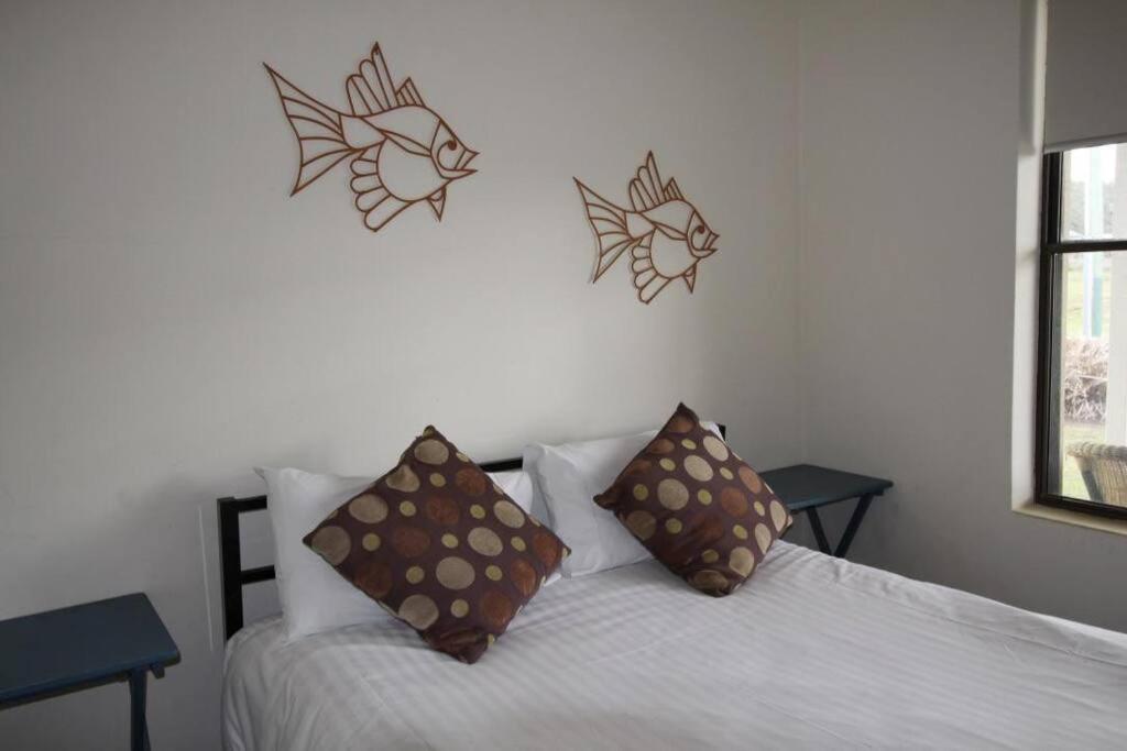 Jen’s Beach House - easy walk to the Ocean, Colourpatch Cafe by the river