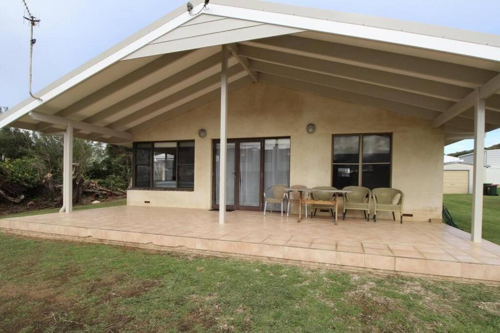Jen’s Beach House - easy walk to the Ocean, Colourpatch Cafe by the river