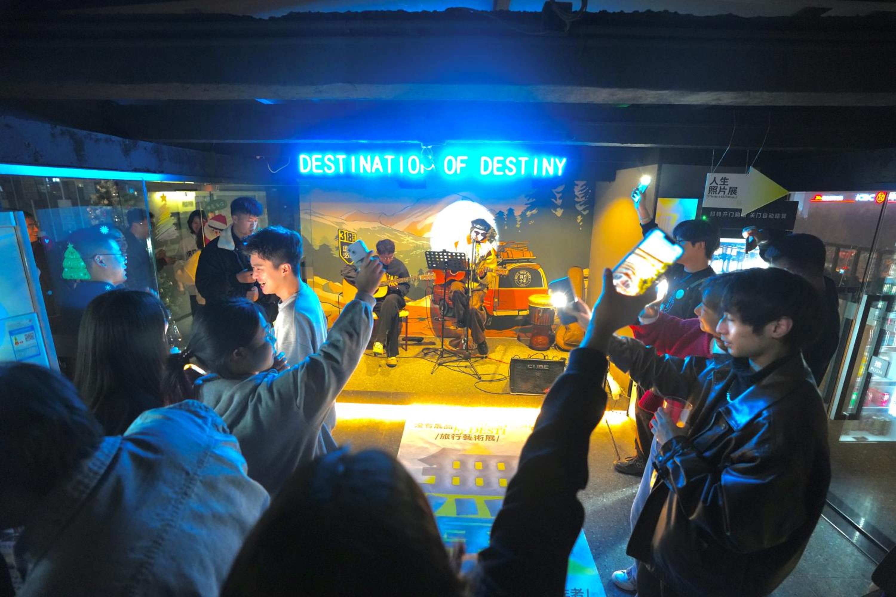 Chengdu Desti Youth Park Hostel TaiKooLi - Cafe& Bar& Luggage Storage& Large Public Area