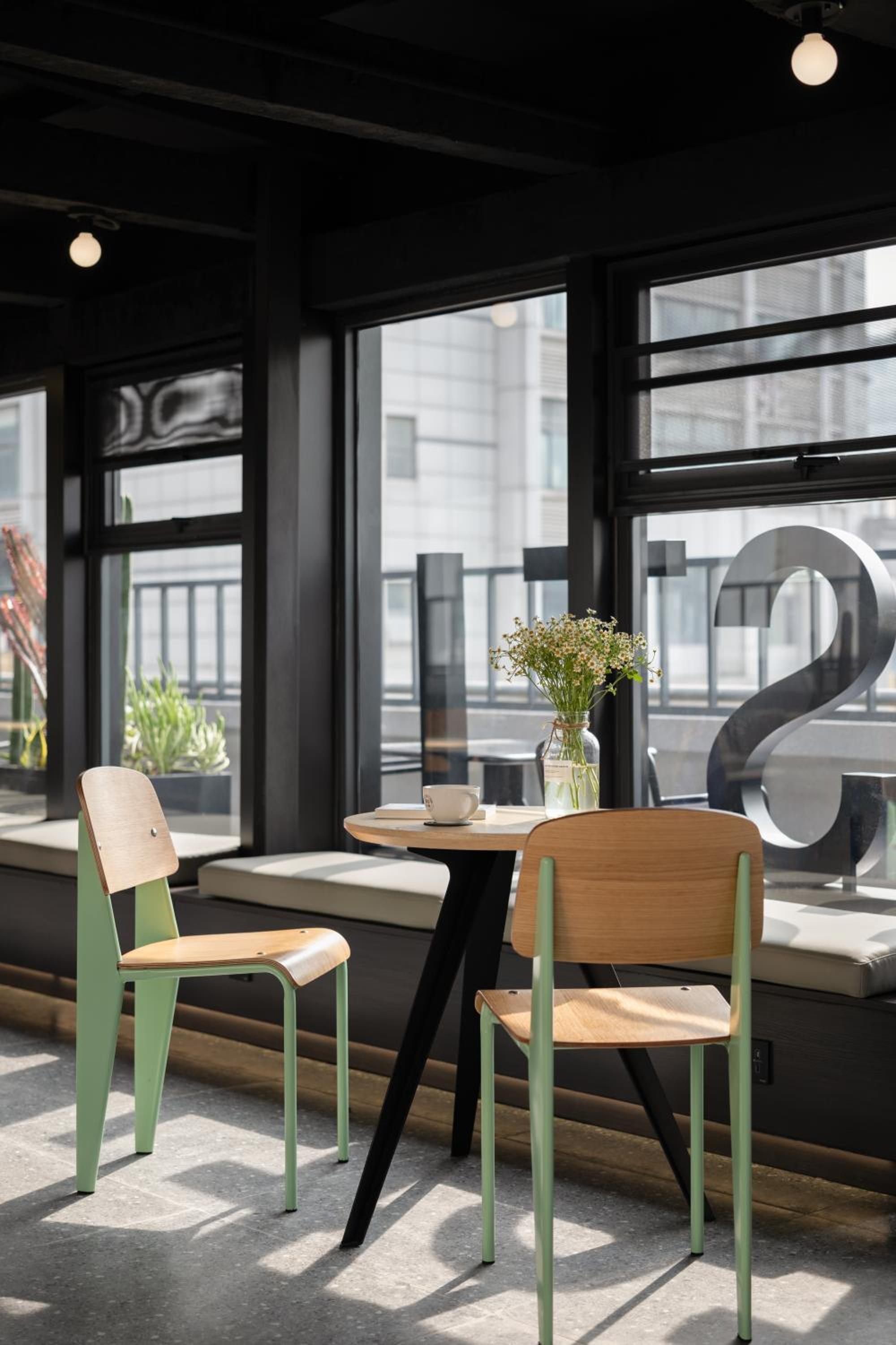 Chengdu Desti Youth Park Hostel TaiKooLi - Cafe& Bar& Luggage Storage& Large Public Area
