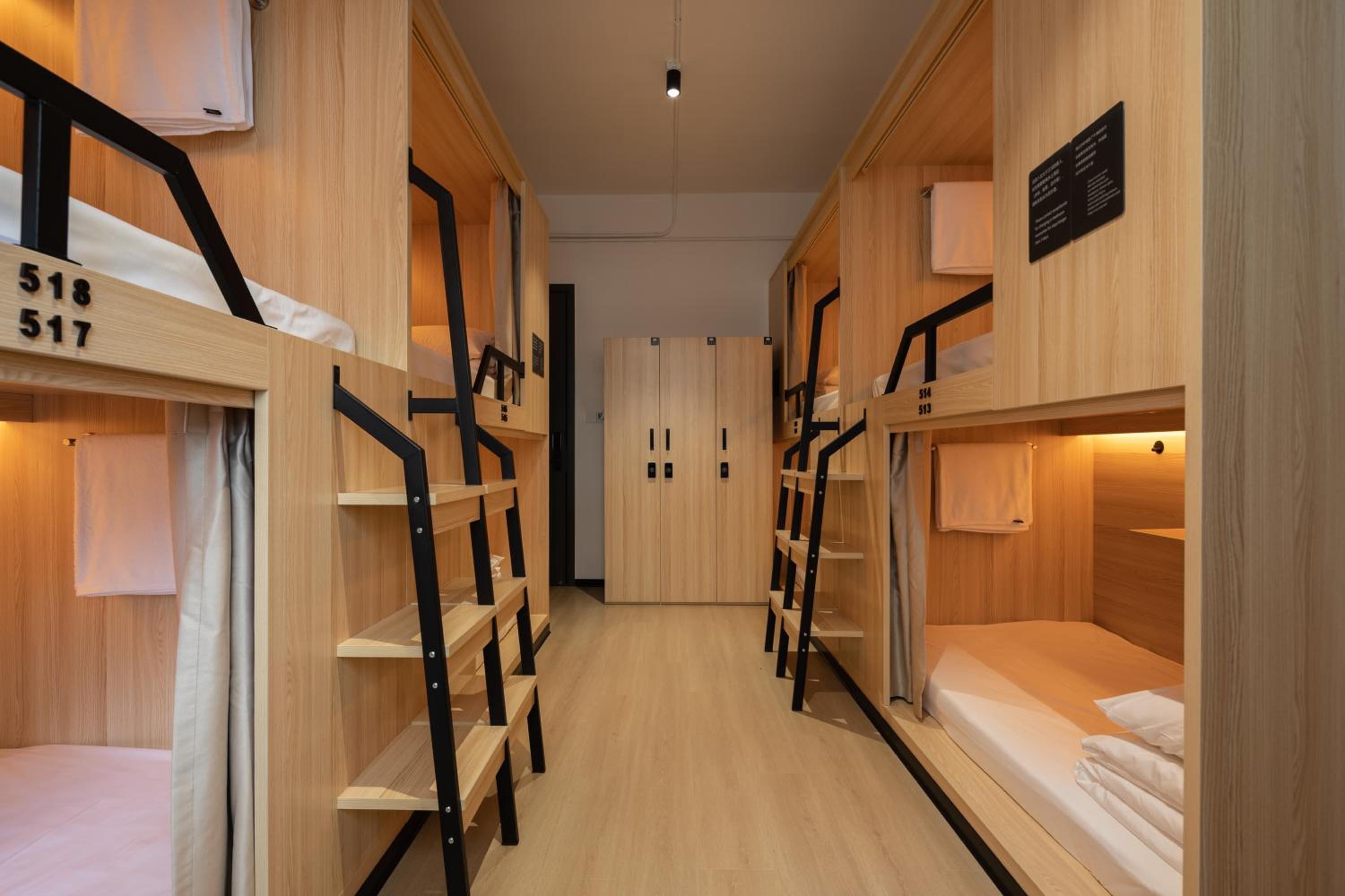 Chengdu Desti Youth Park Hostel TaiKooLi - Cafe& Bar& Luggage Storage& Large Public Area