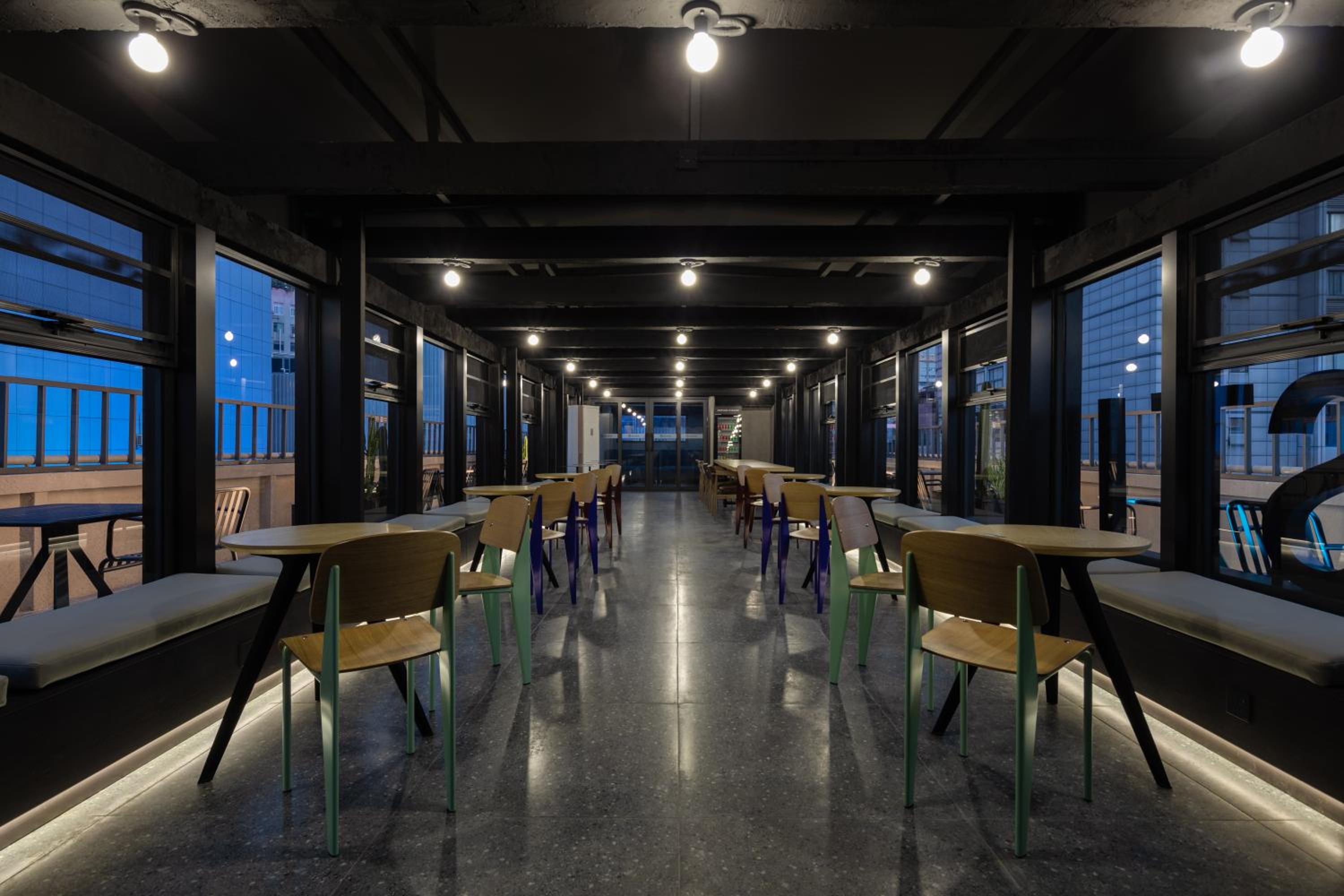 Chengdu Desti Youth Park Hostel TaiKooLi - Cafe& Bar& Luggage Storage& Large Public Area