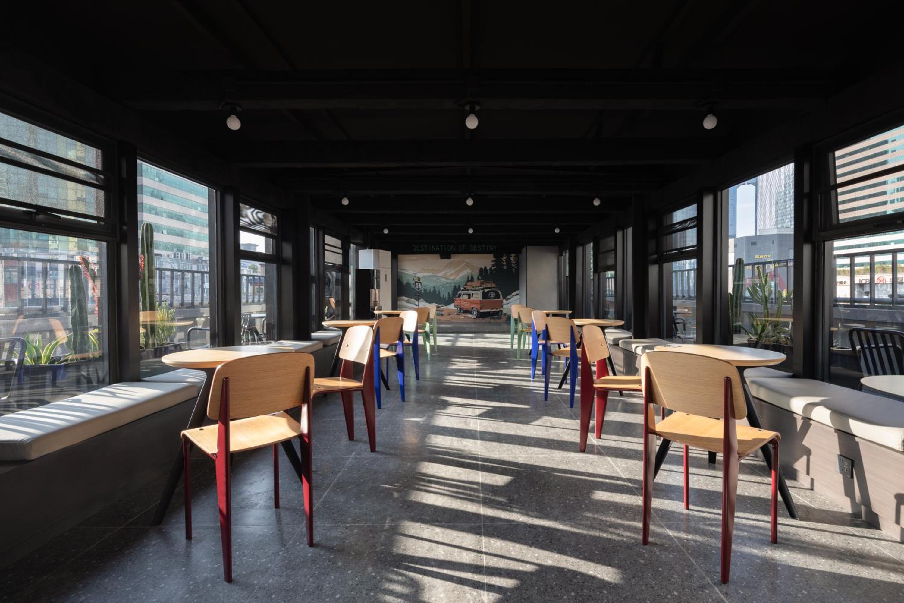 Chengdu Desti Youth Park Hostel TaiKooLi - Cafe& Bar& Luggage Storage& Large Public Area