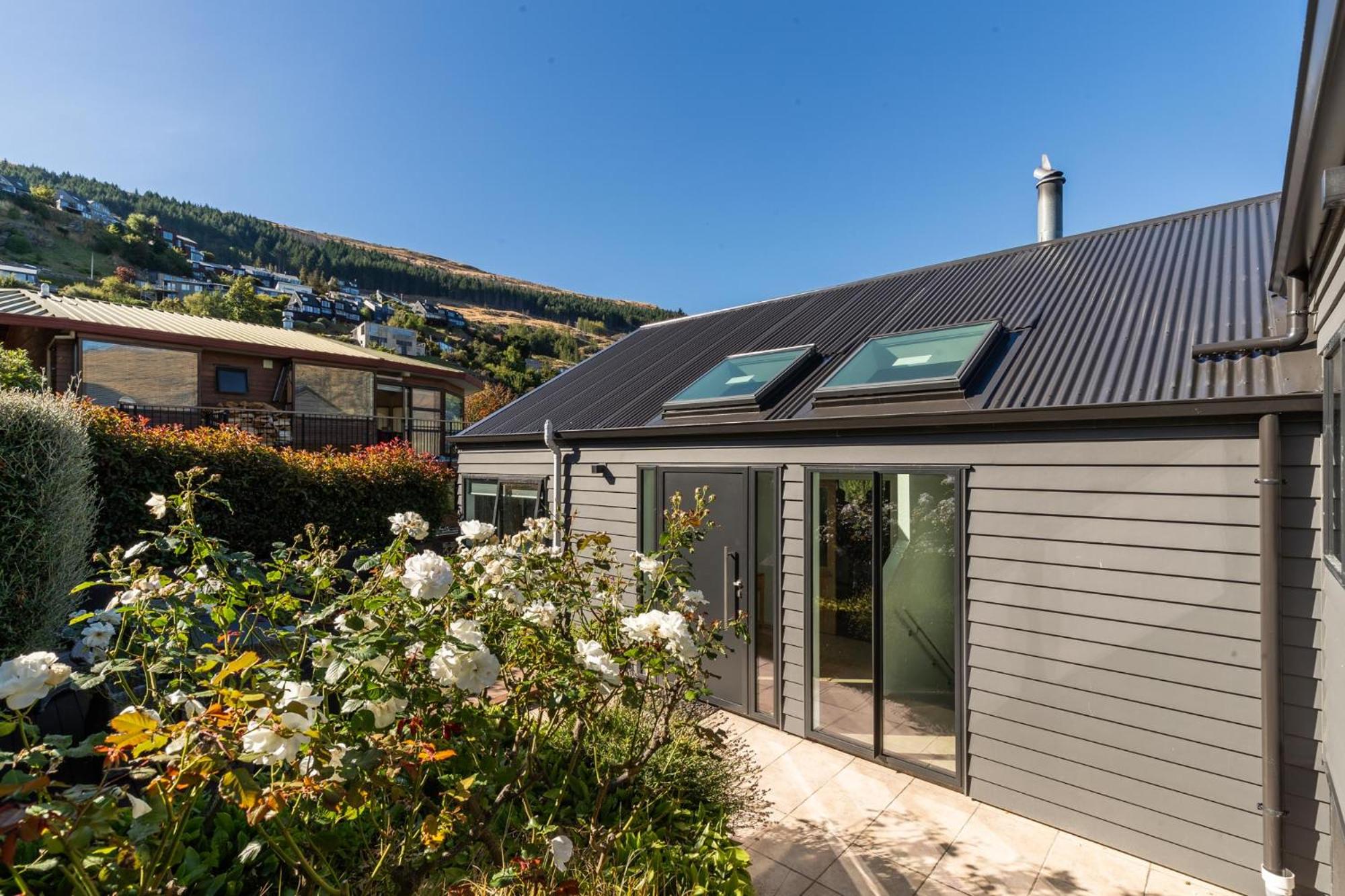 The Gold Rise - Sleeps 8 - Garden - Lake Views view 2