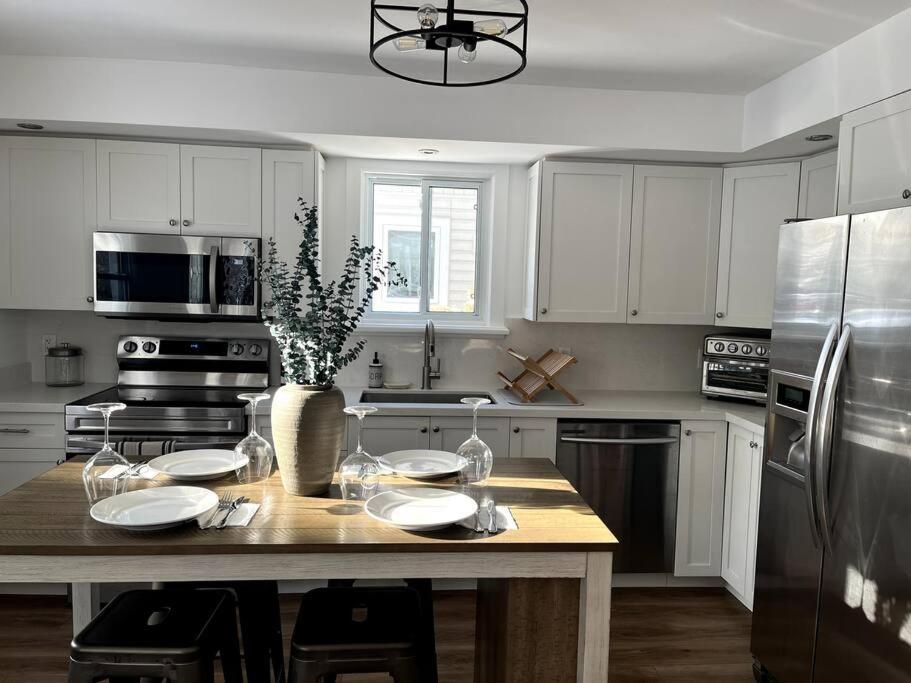 New and Cozy Cottage Minutes to Blue Mountain