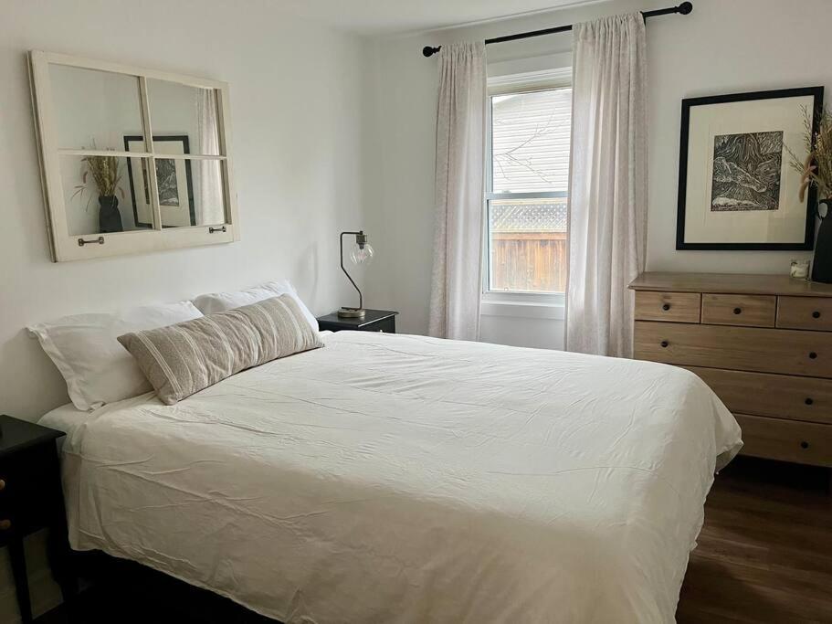 New and Cozy Cottage Minutes to Blue Mountain