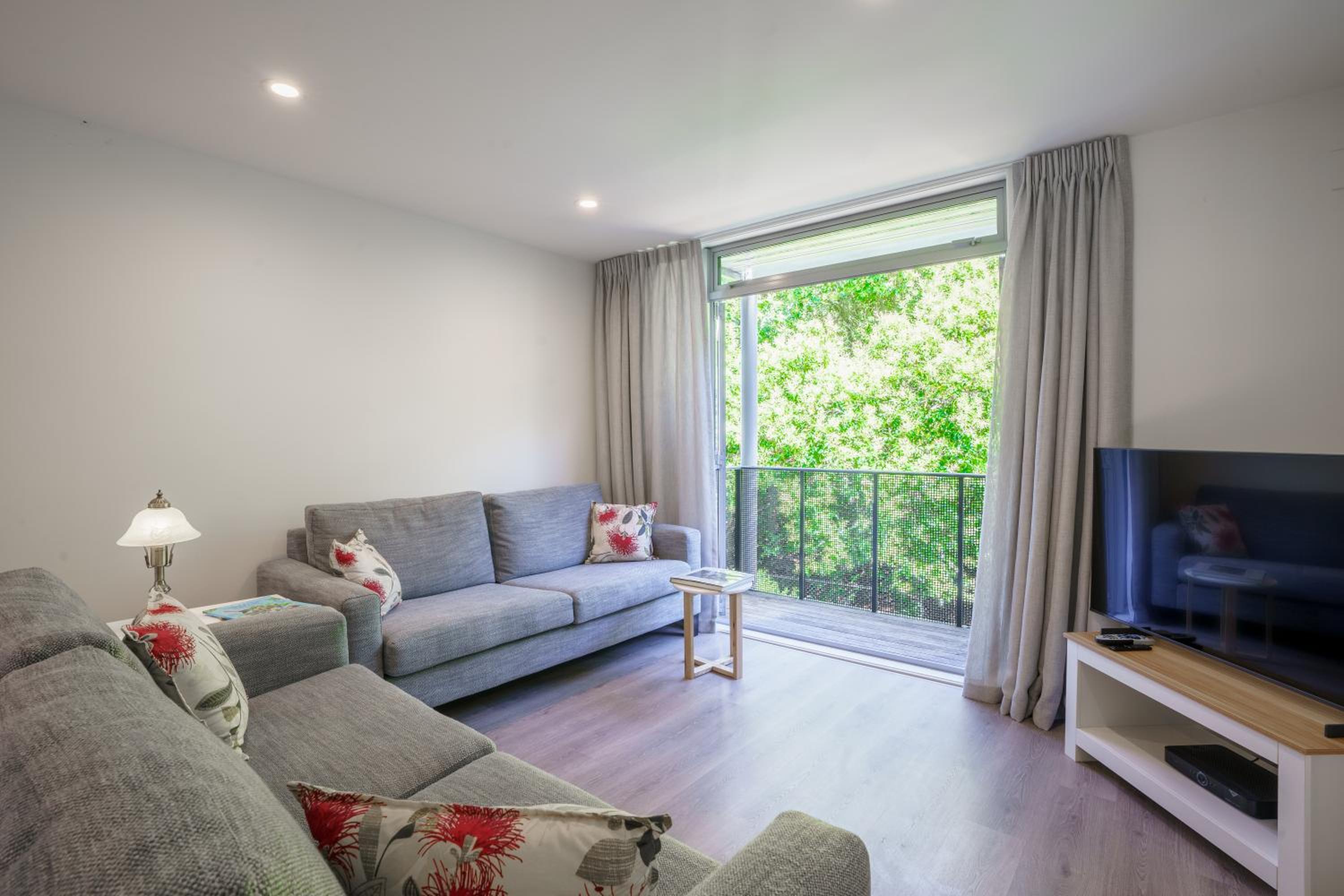 Auckland City Escape Modern Home with Spa Pool view 3