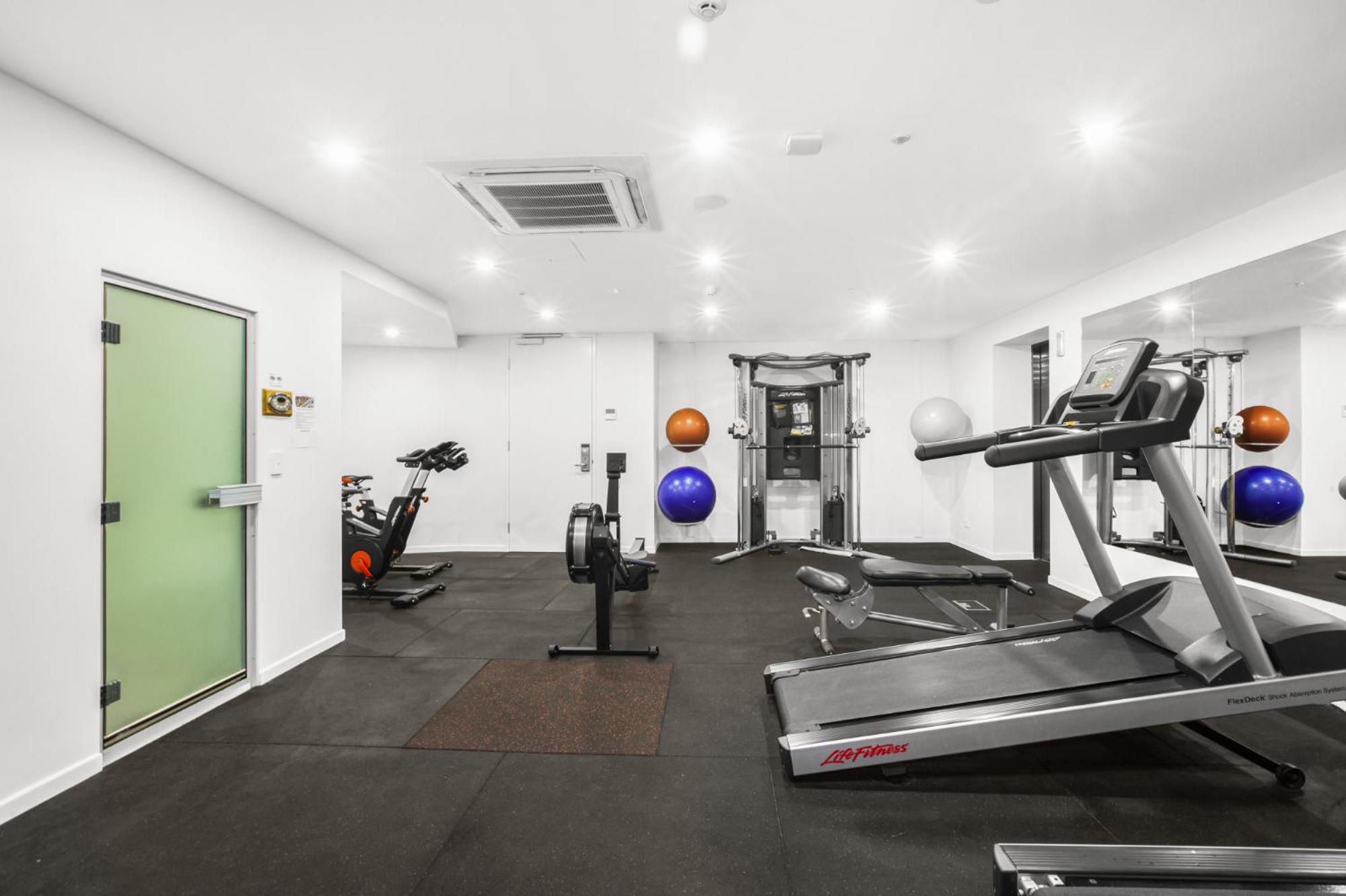 Surfers Paradise 1-Bed with Pool Sauna Gym & BBQ