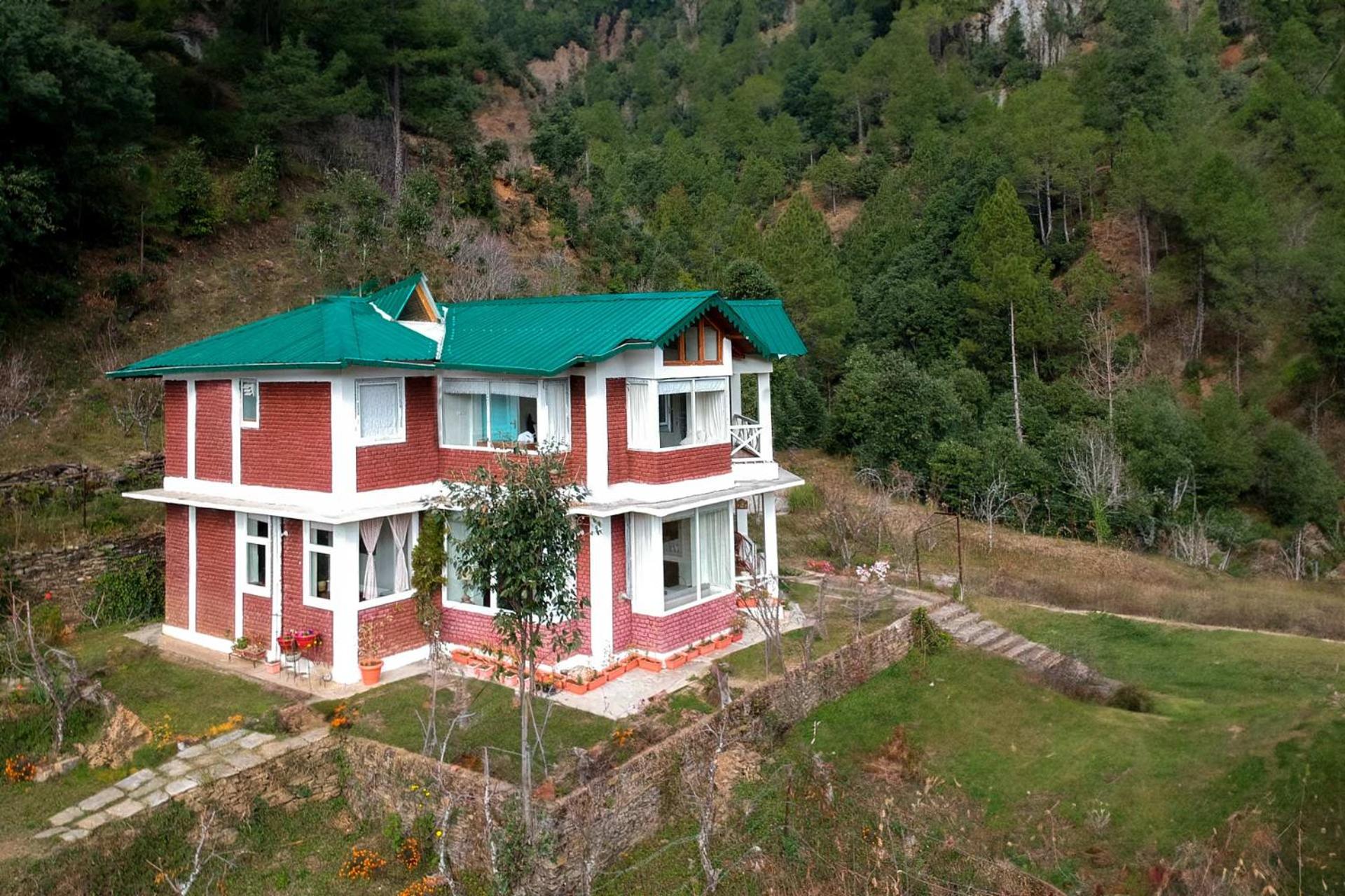 Hollyhock Cottage by VEO - Part of StayVista view 4