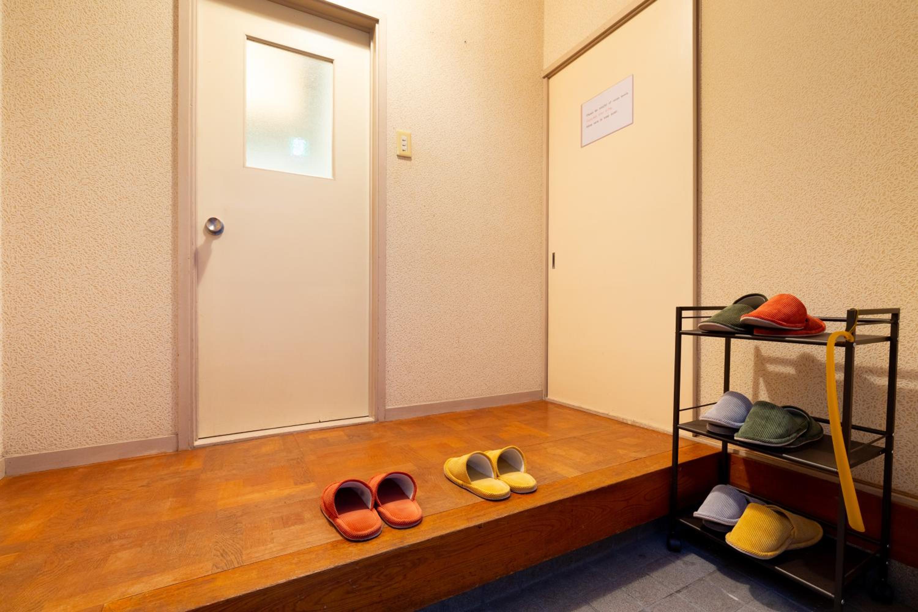 Umeda 15 min, Airport 40 min, USJ 30 min, Quiet residential neighborhood 5LDK Japanese style house for groups and families