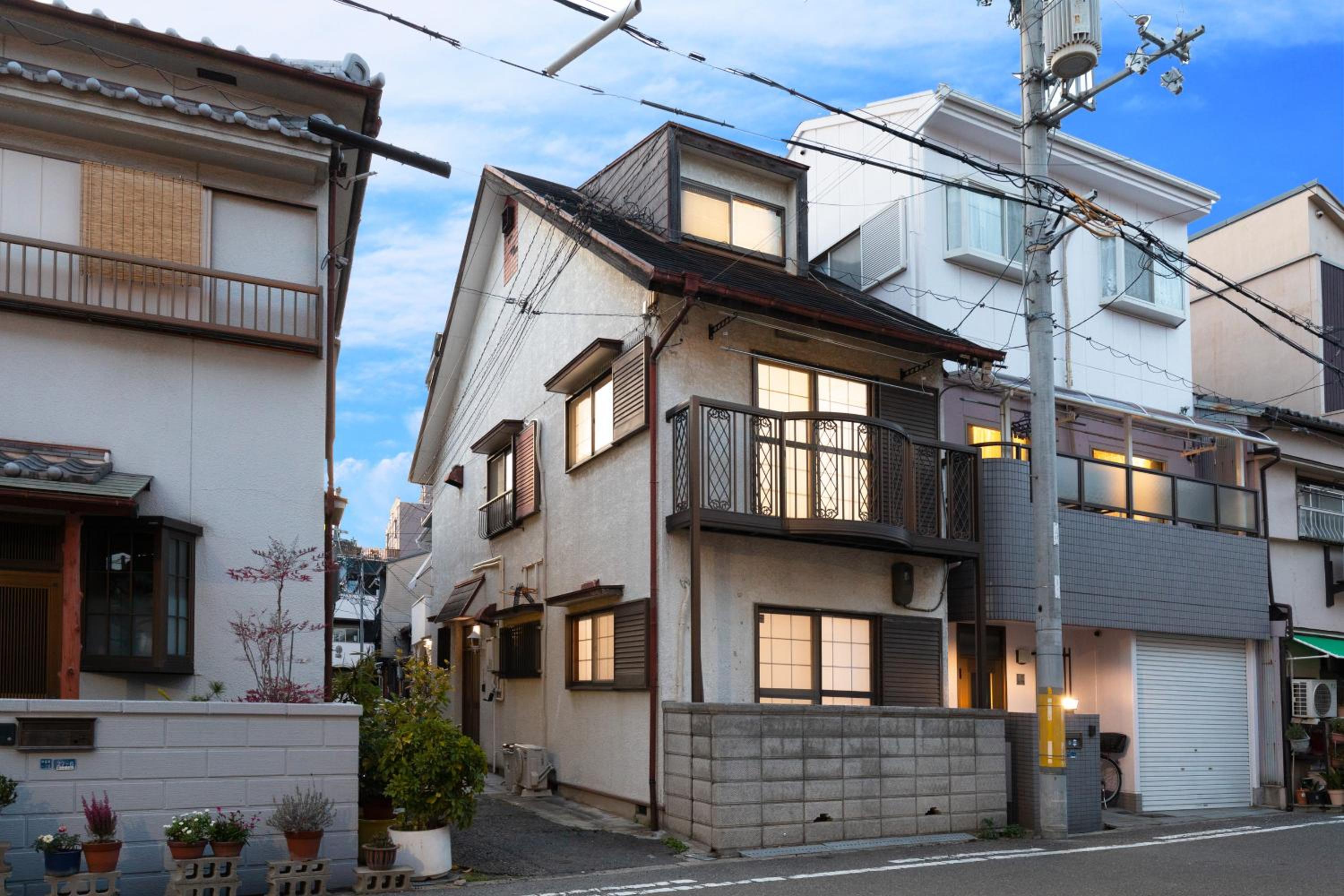 Umeda 15 min, Airport 40 min, USJ 30 min, Quiet residential neighborhood 5LDK Japanese style house for groups and families