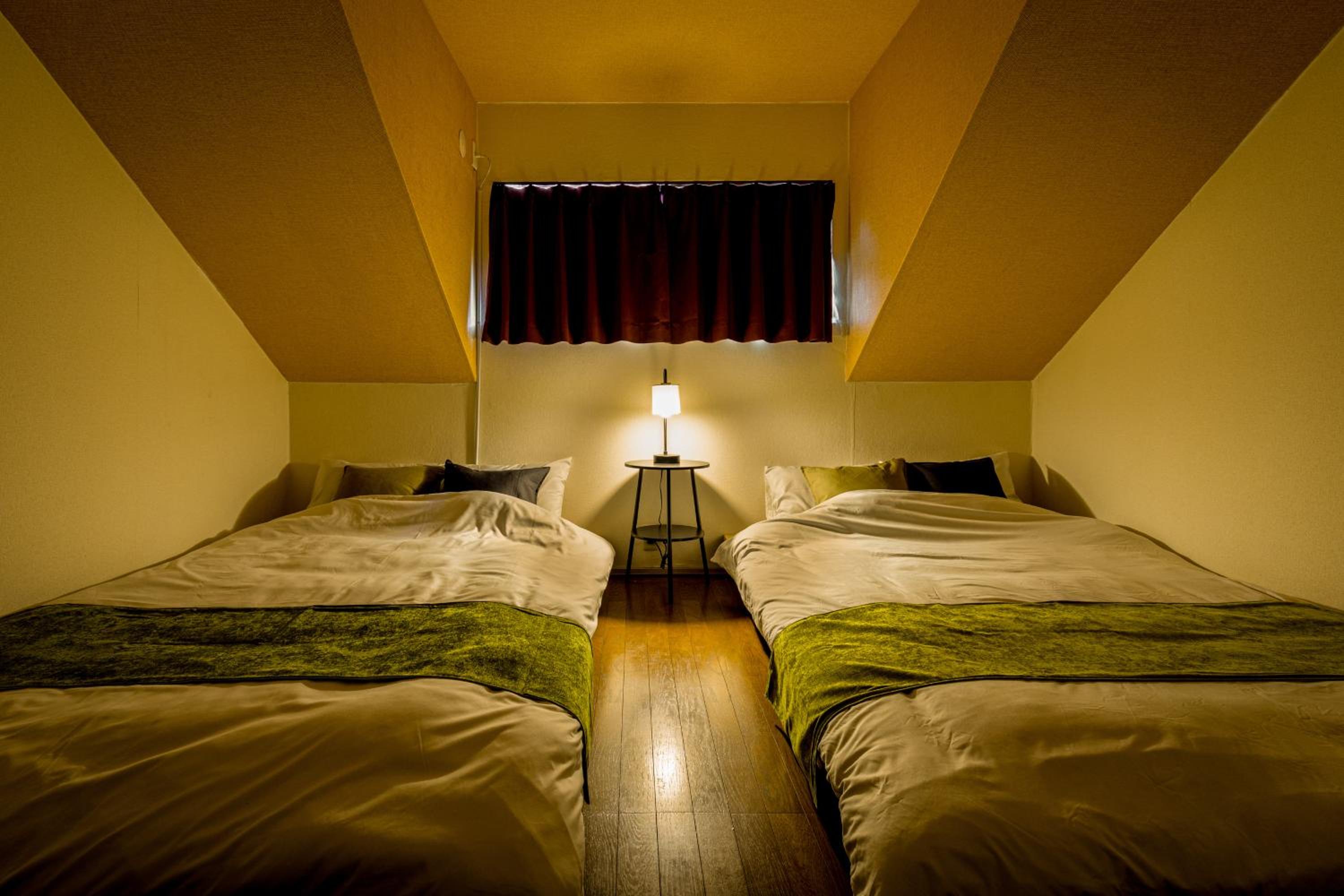 Umeda 15 min, Airport 40 min, USJ 30 min, Quiet residential neighborhood 5LDK Japanese style house for groups and families