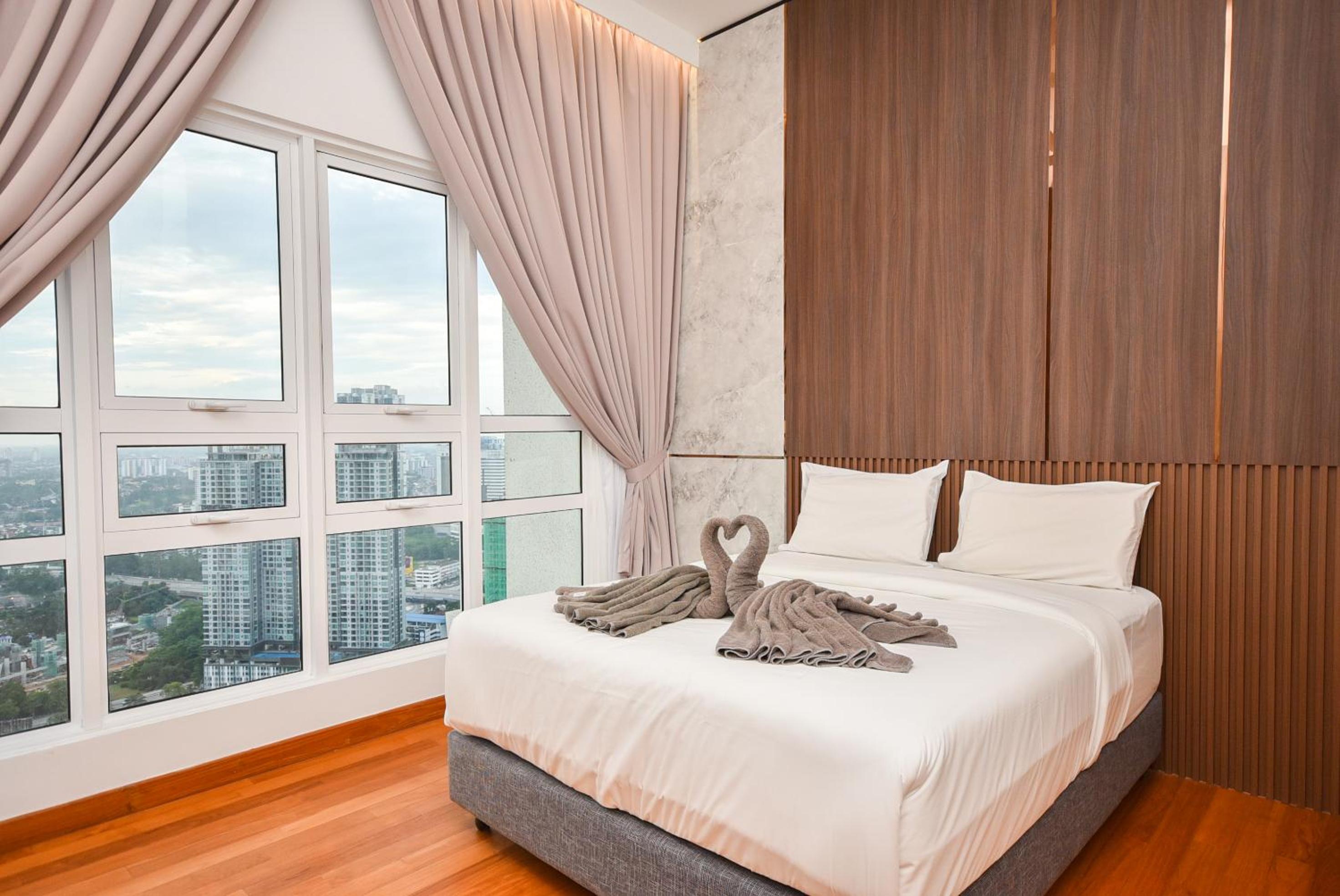 Tritower Residence by Nest Home【Walking Distance to CIQ】
