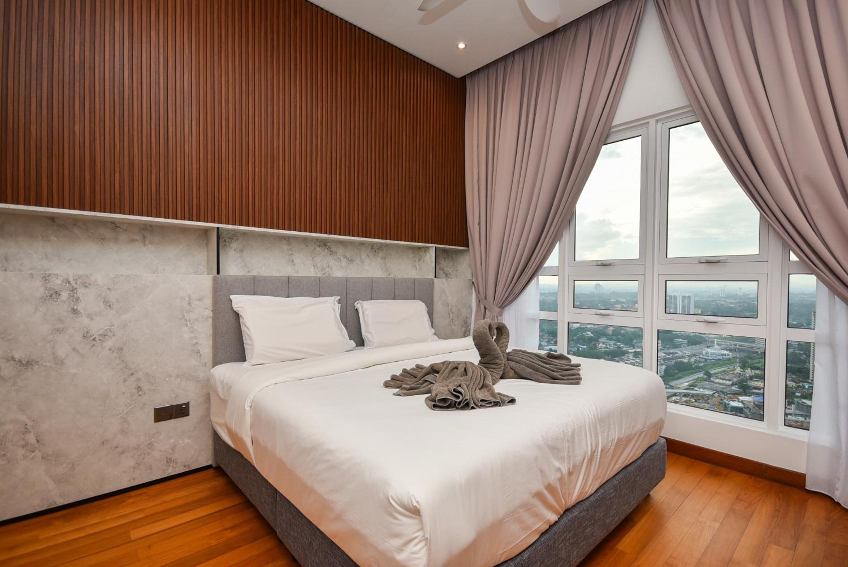 Tritower Residence by Nest Home【Walking Distance to CIQ】