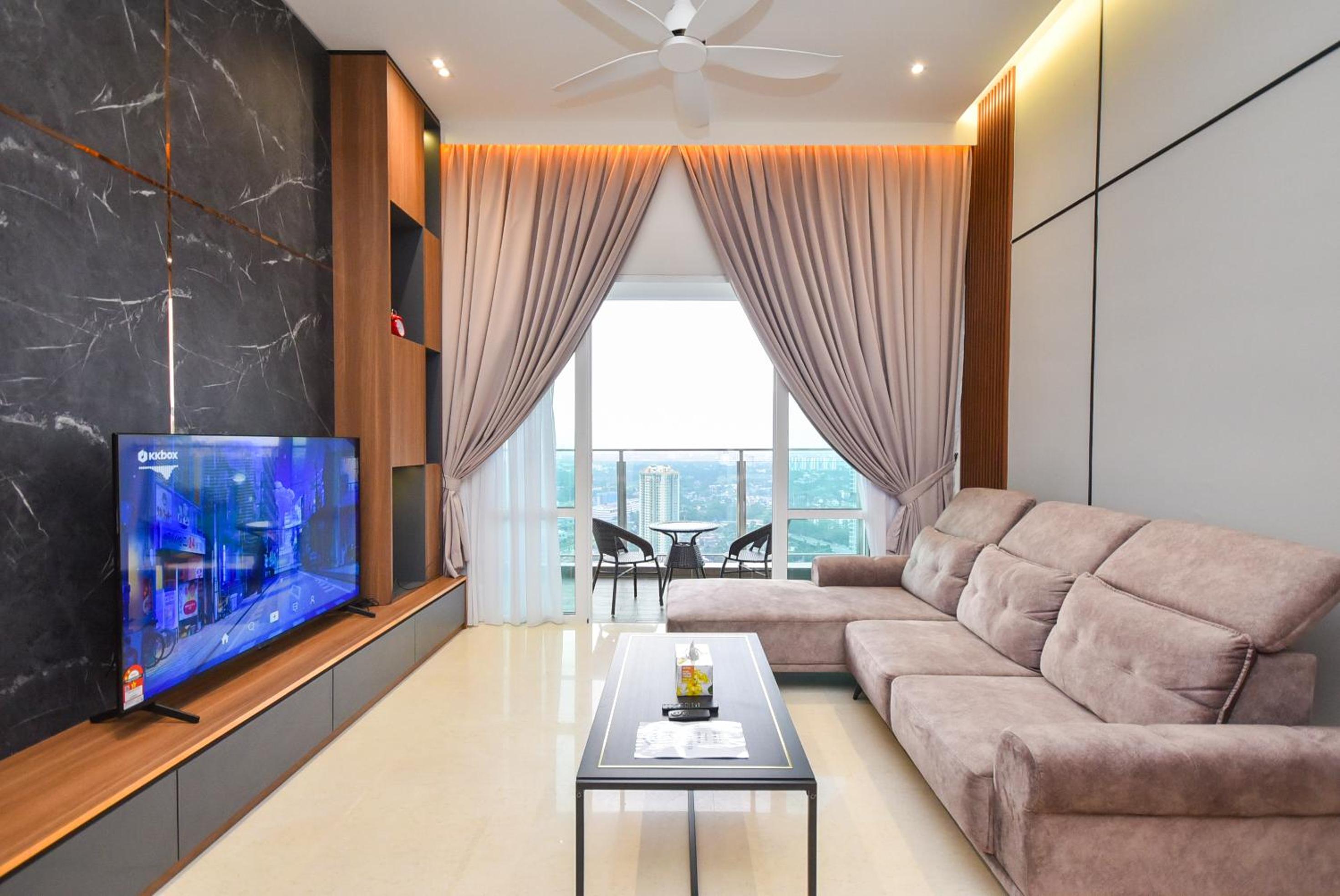 Tritower Residence by Nest Home【Walking Distance to CIQ】