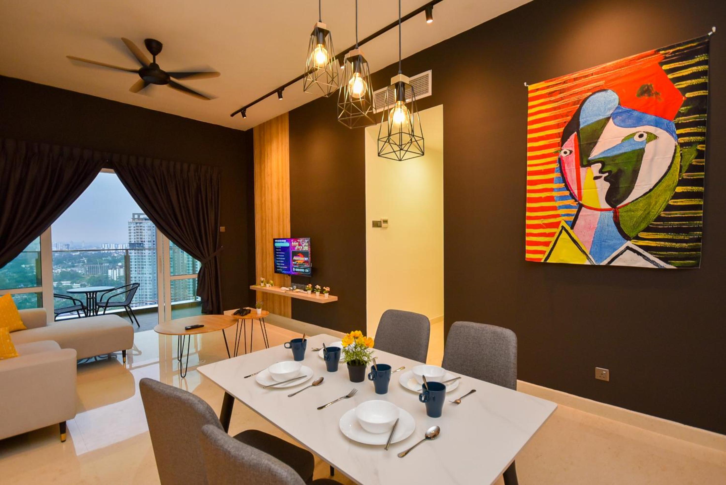 Tritower Residence by Nest Home【Walking Distance to CIQ】
