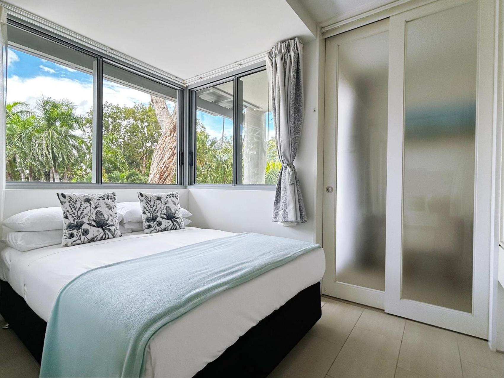 Palm Cove Beachside Apartment - Sea & Mountain Views
