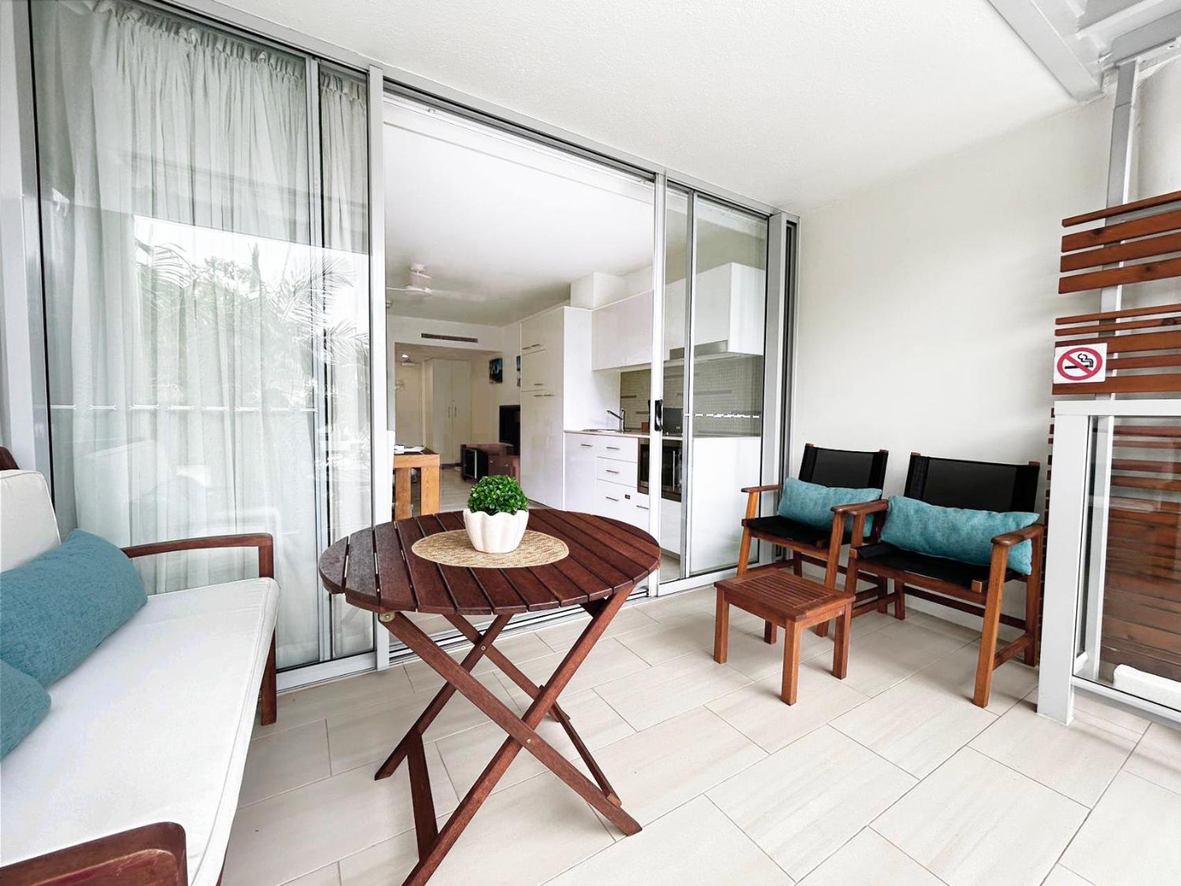 Palm Cove Beachside Apartment - Sea & Mountain Views