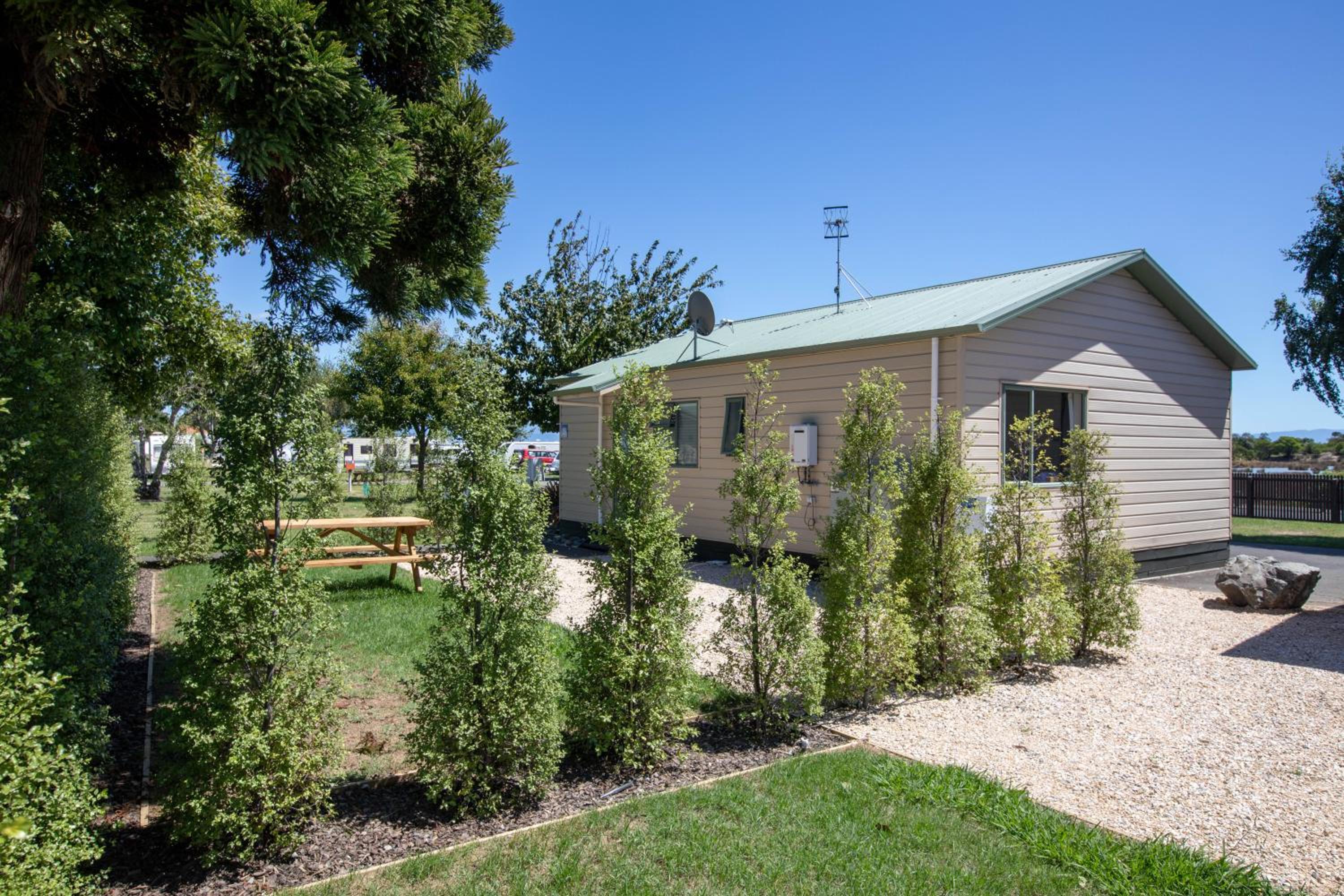 Hotel Tāhuna Beach Holiday Park - Image 1