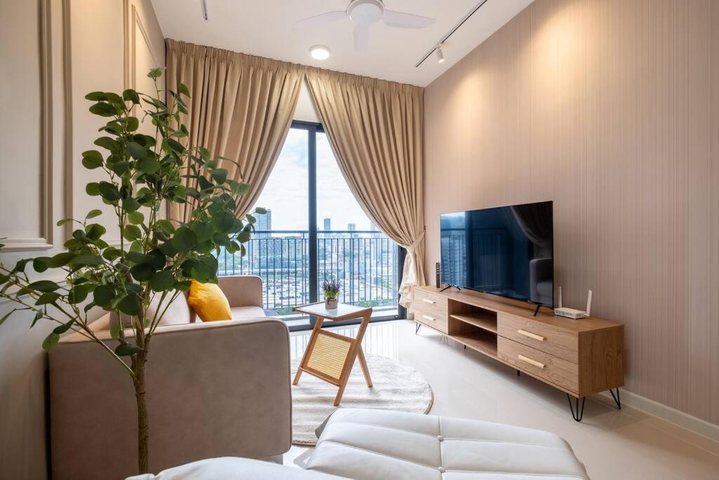 City Lights SweetHome@Sunway Velocity Two 3BR2Bath
