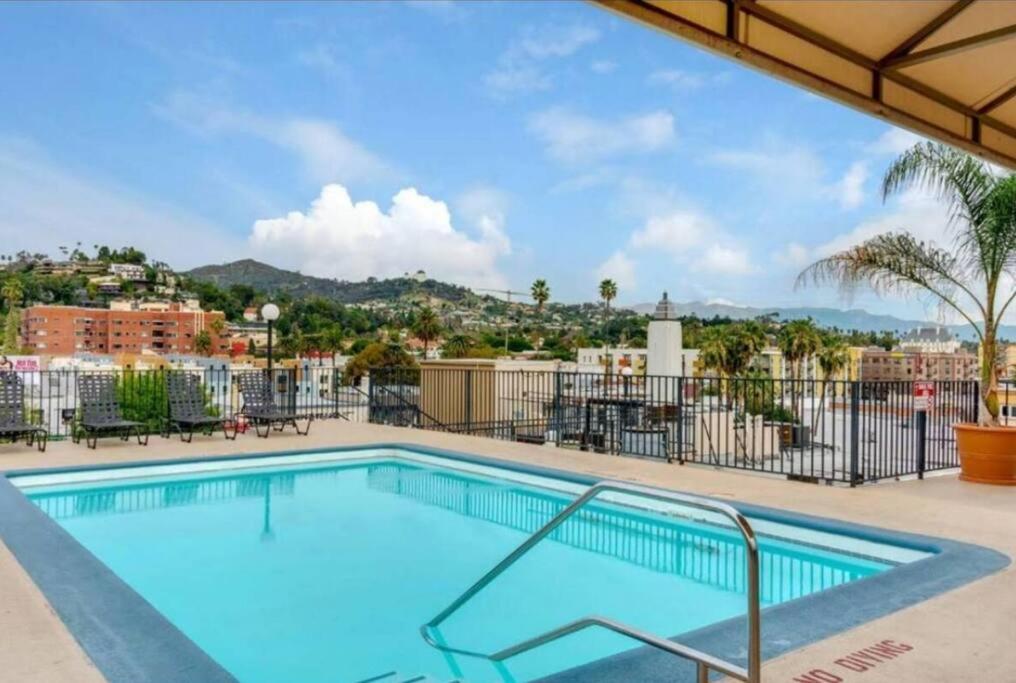 Hollywood 2Bed Apt w Rooftop pool & Panoramic View