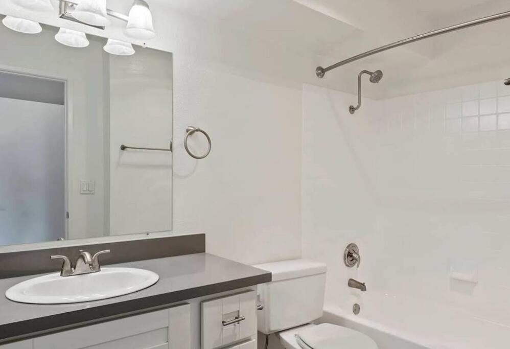 Hollywood 2Bed Apt w Rooftop pool & Panoramic View
