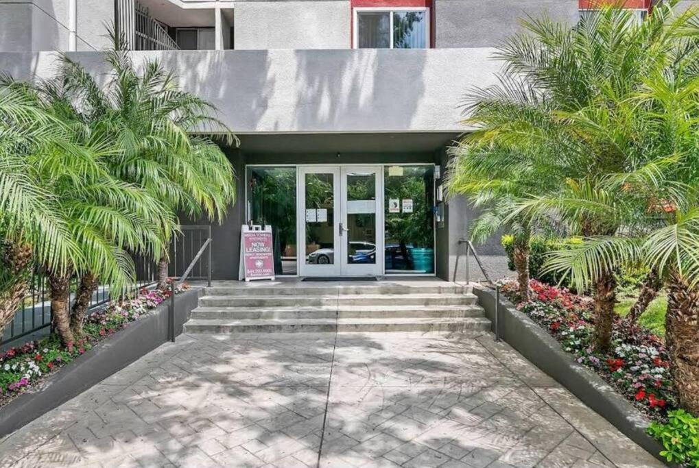 Hollywood 2Bed Apt w Rooftop pool & Panoramic View