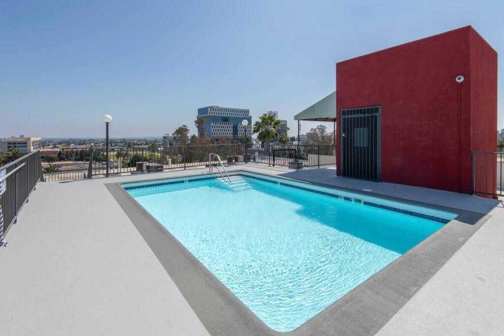 Hollywood 2Bed Apt w Rooftop pool & Panoramic View