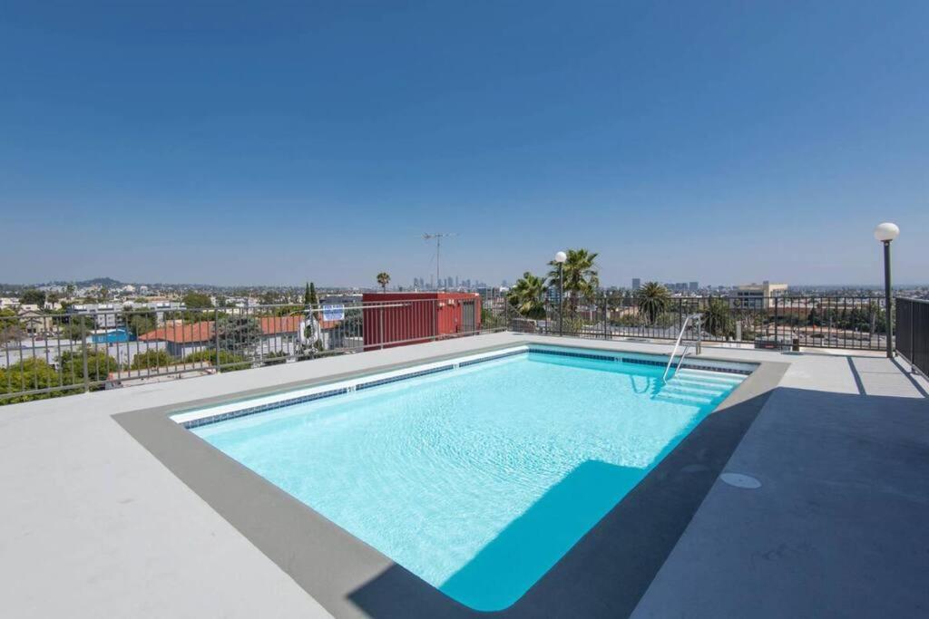 Hollywood 2Bed Apt w Rooftop pool & Panoramic View