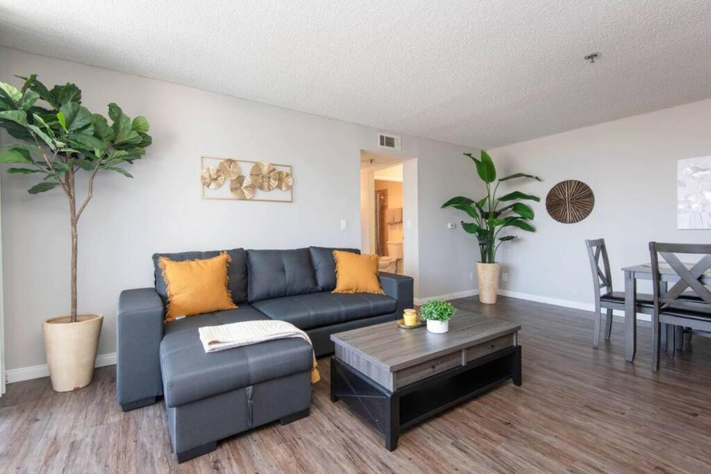 Hollywood 2Bed Apt w Rooftop pool & Panoramic View