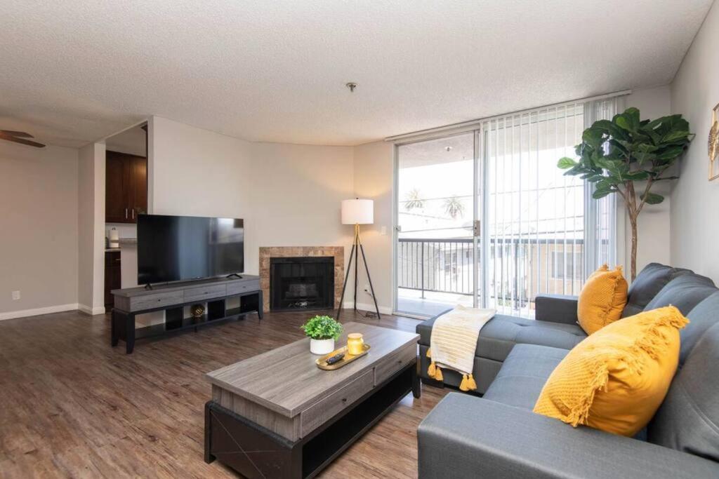 Hollywood 2Bed Apt w Rooftop pool & Panoramic View