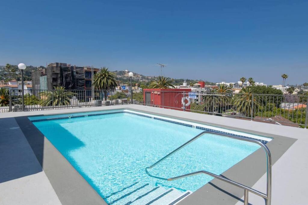 Hollywood 2Bed Apt w Rooftop pool & Panoramic View