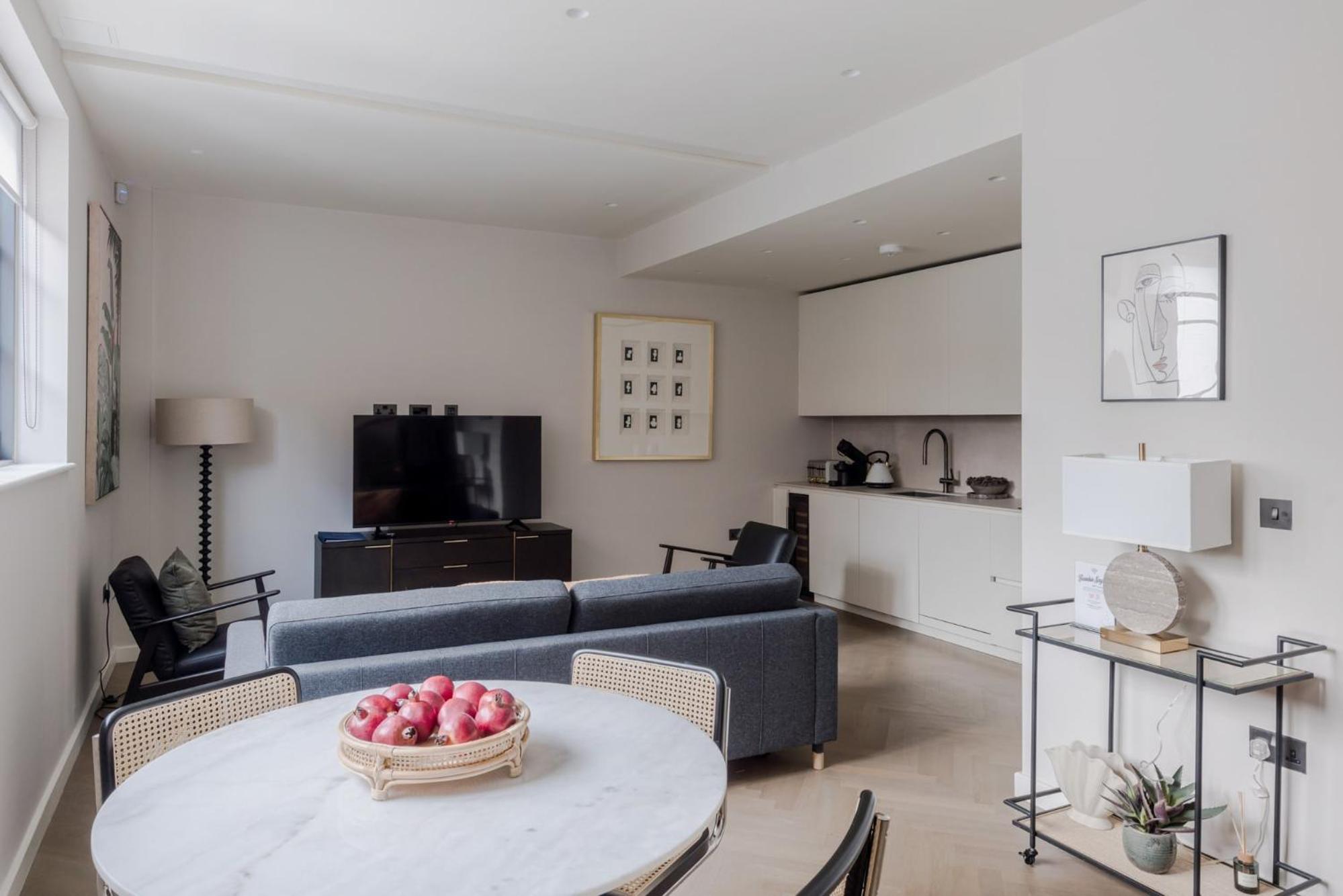 Homely 2-Bed House by Regents Park