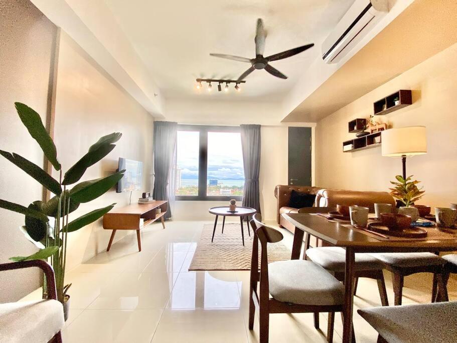 Tropicana 218 Macalister #Seaview #Modern Retro #Infinity Pool #Georgetown #7pax #3BR 2bath #1King 2Queen 1Single #Quality well maintained #Private host photo 5