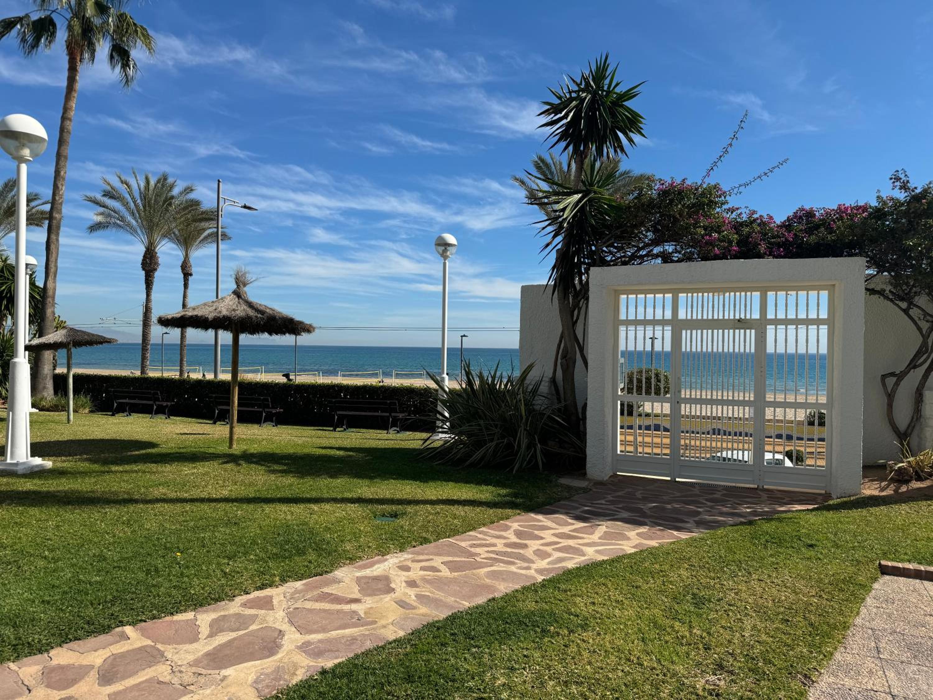 Primera línea en Playa Muchavista piscina y vistas al mar By Turihome