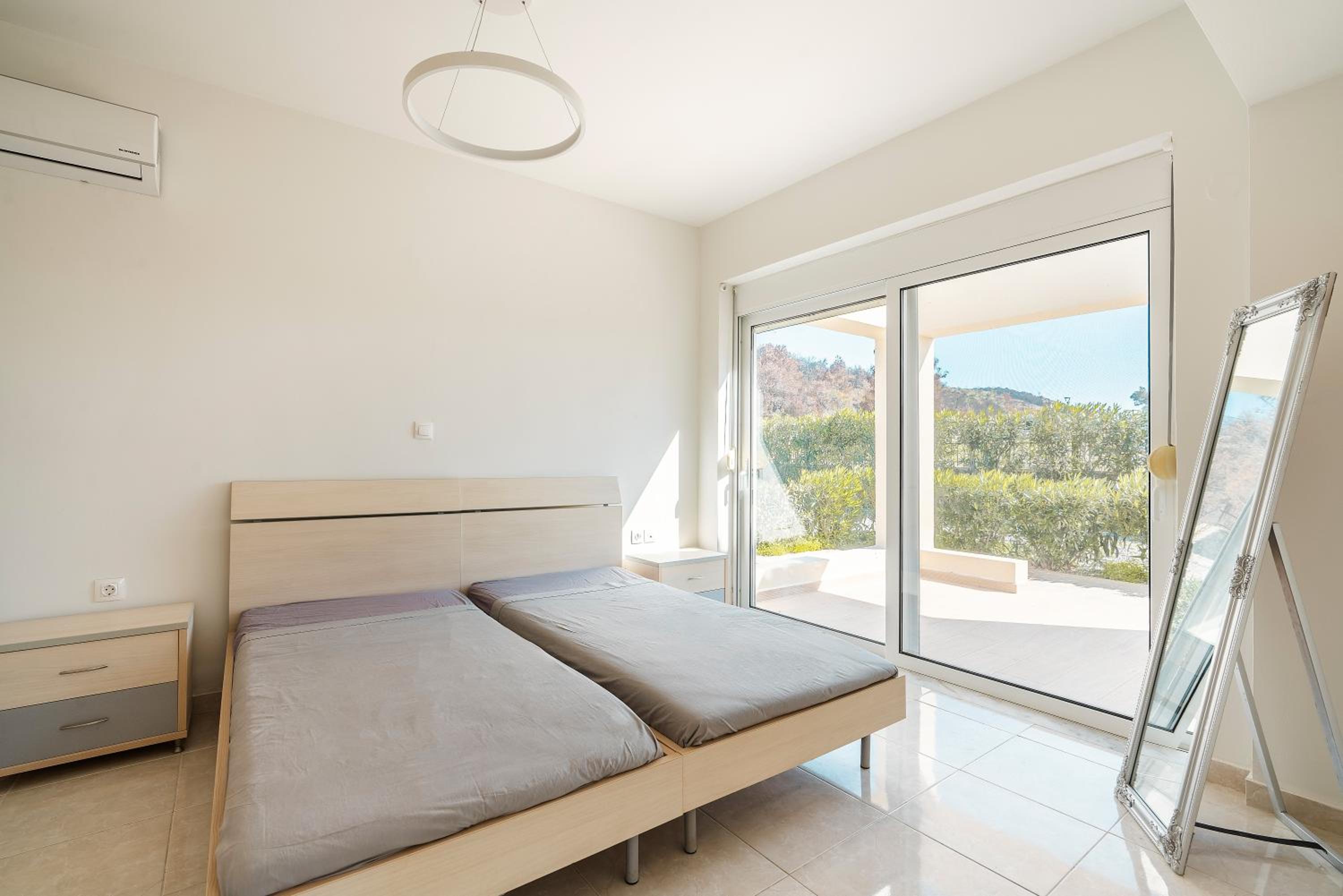 Lazarus Villa Glistra