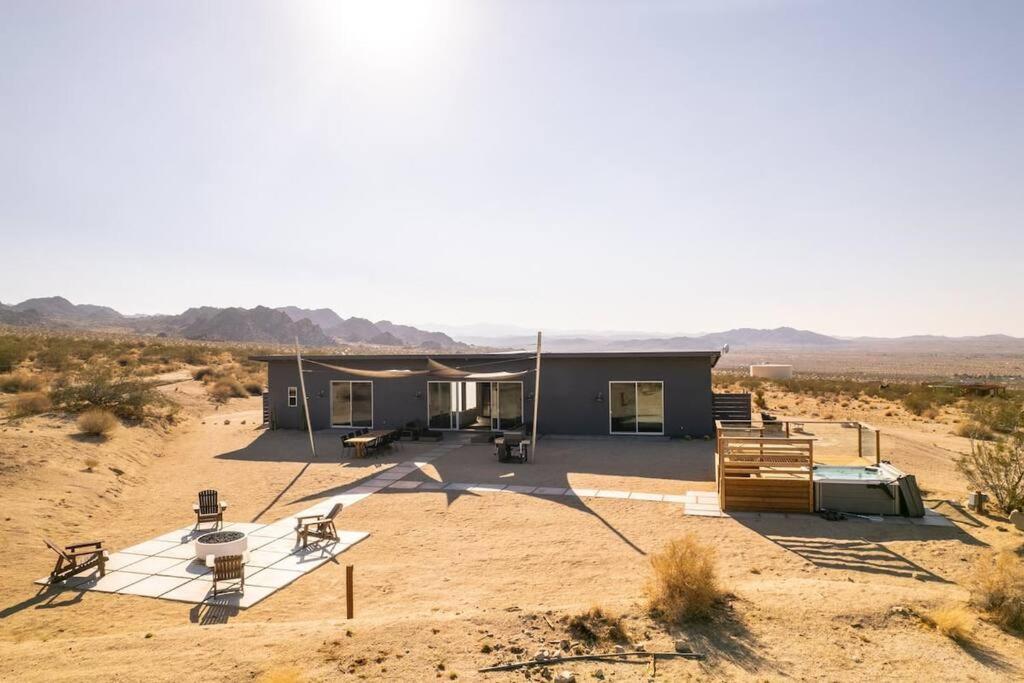Joshua Tree Luxury Home With Hot Tub & views view 3